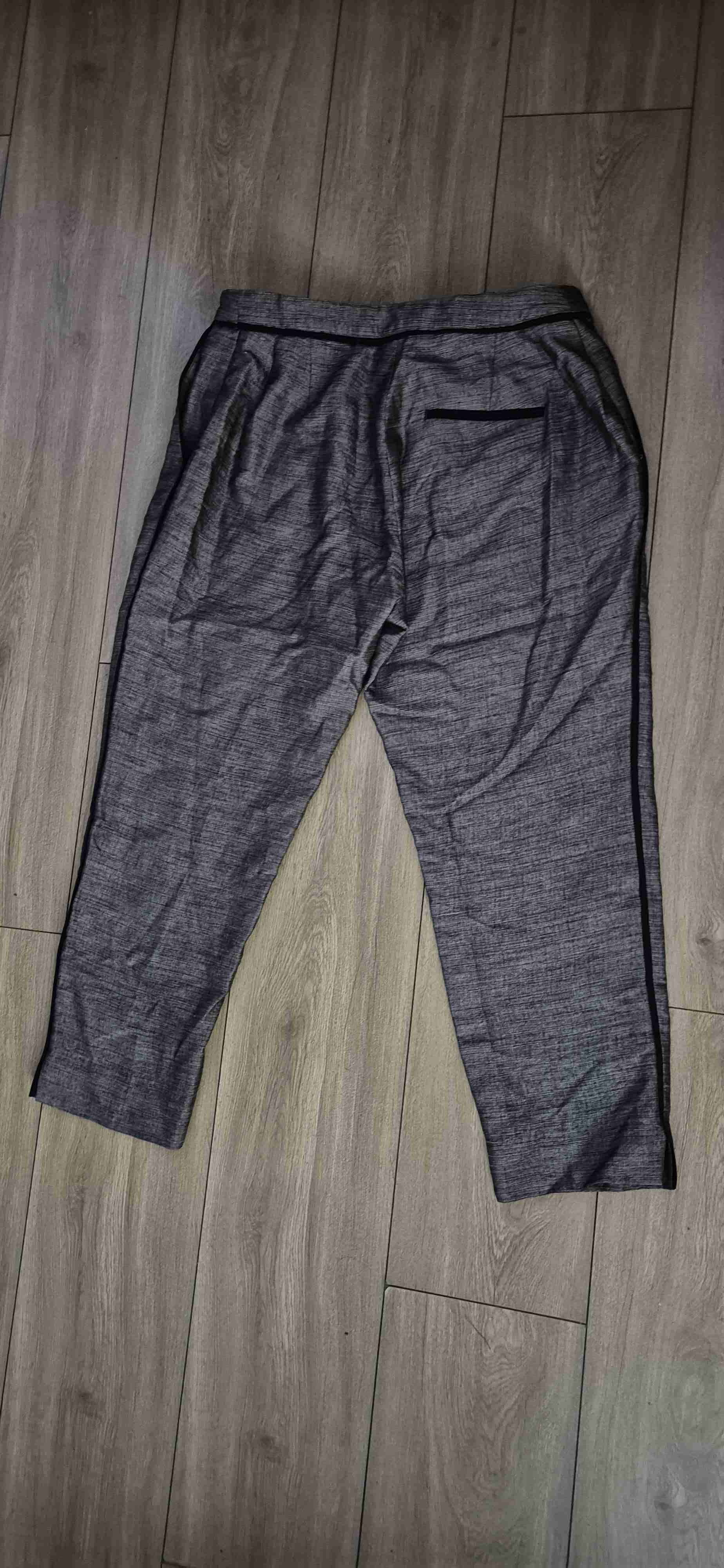 Pantalón gris oscuro casual. - miniatura 2