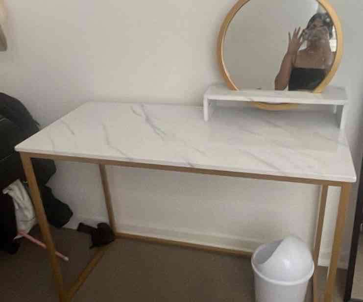 Escritorio con espejo mármol dorado