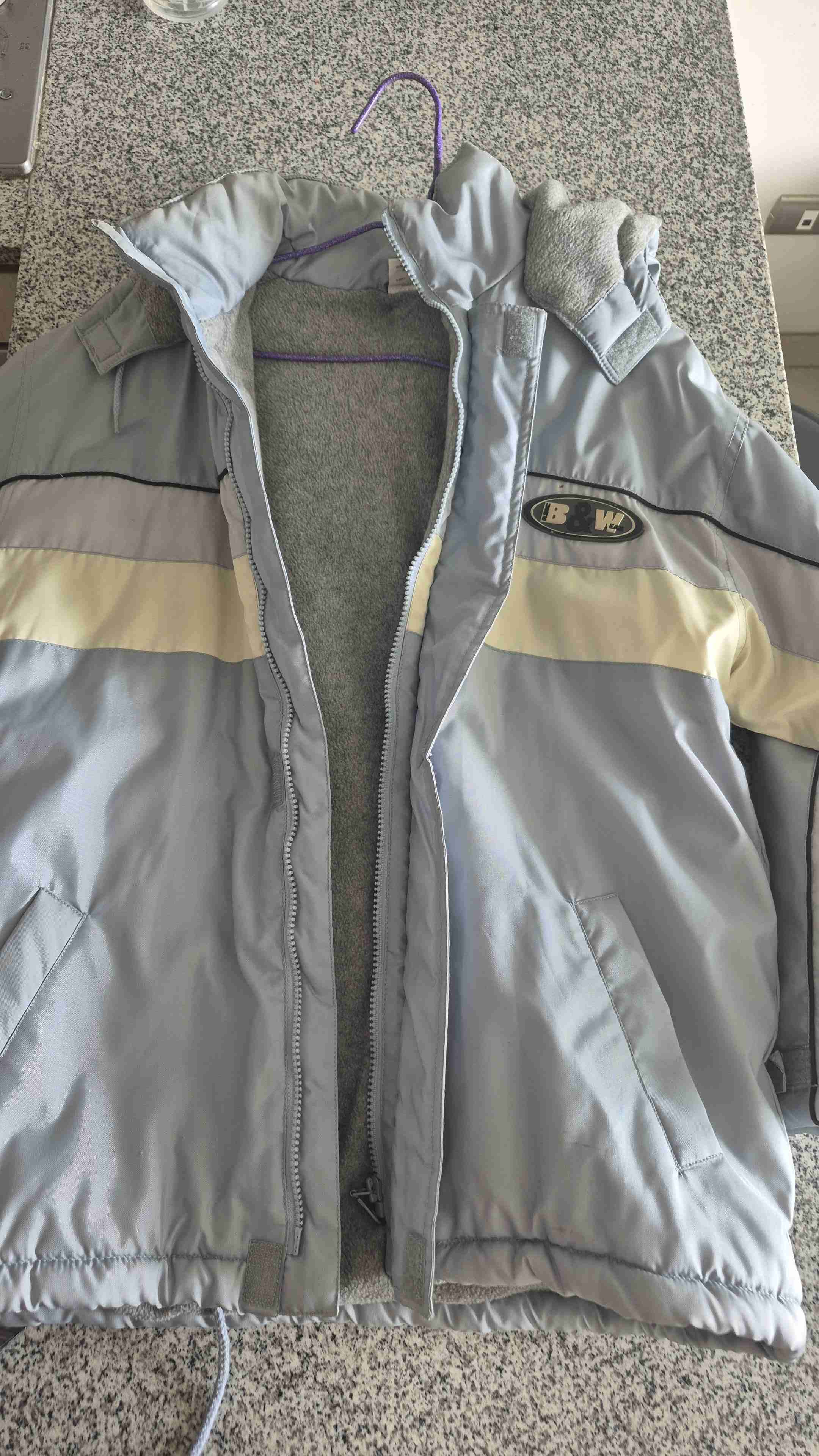 Chaqueta gris con capucha