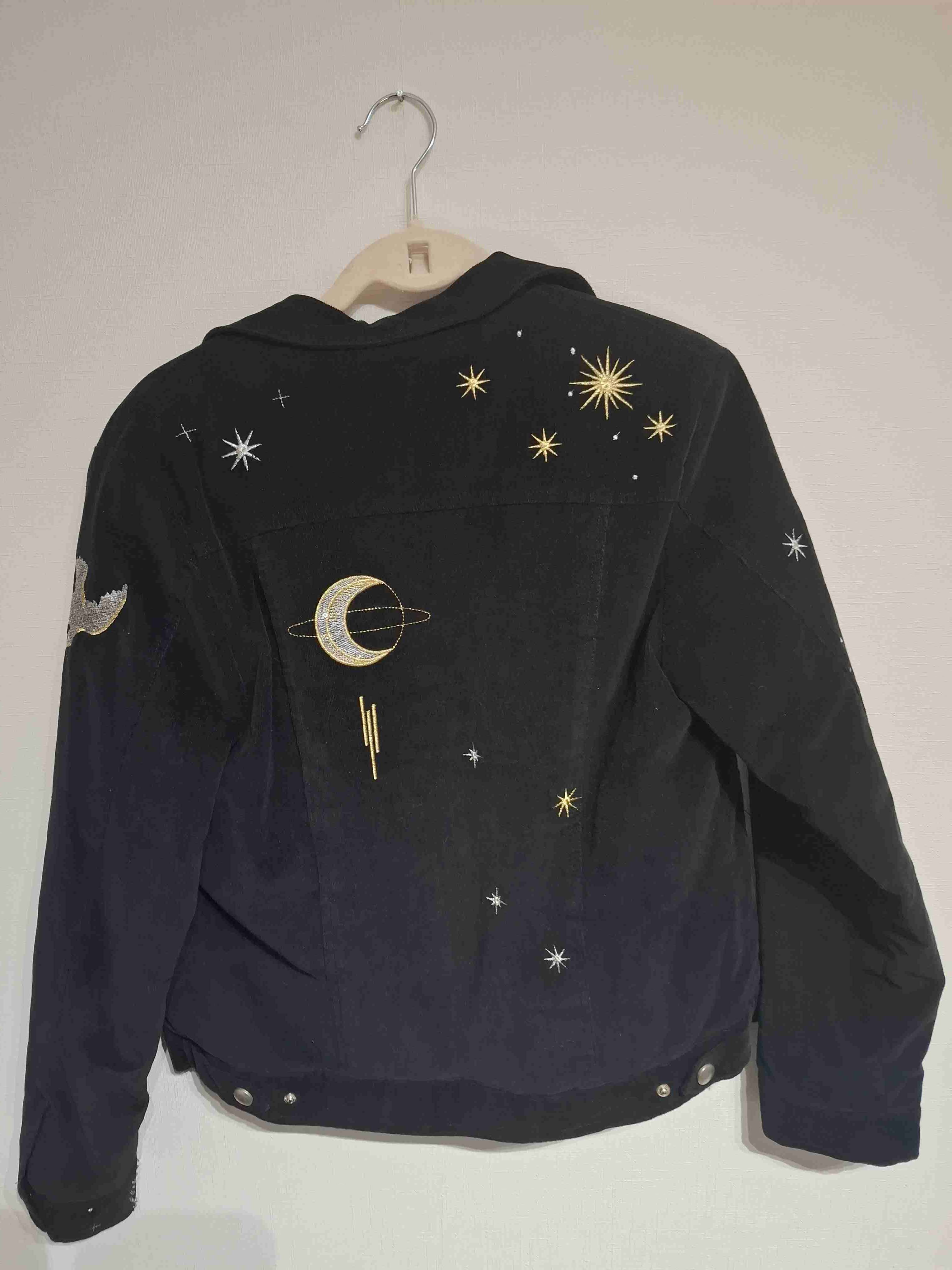 Chaqueta negra con bordados dorados - miniatura 2