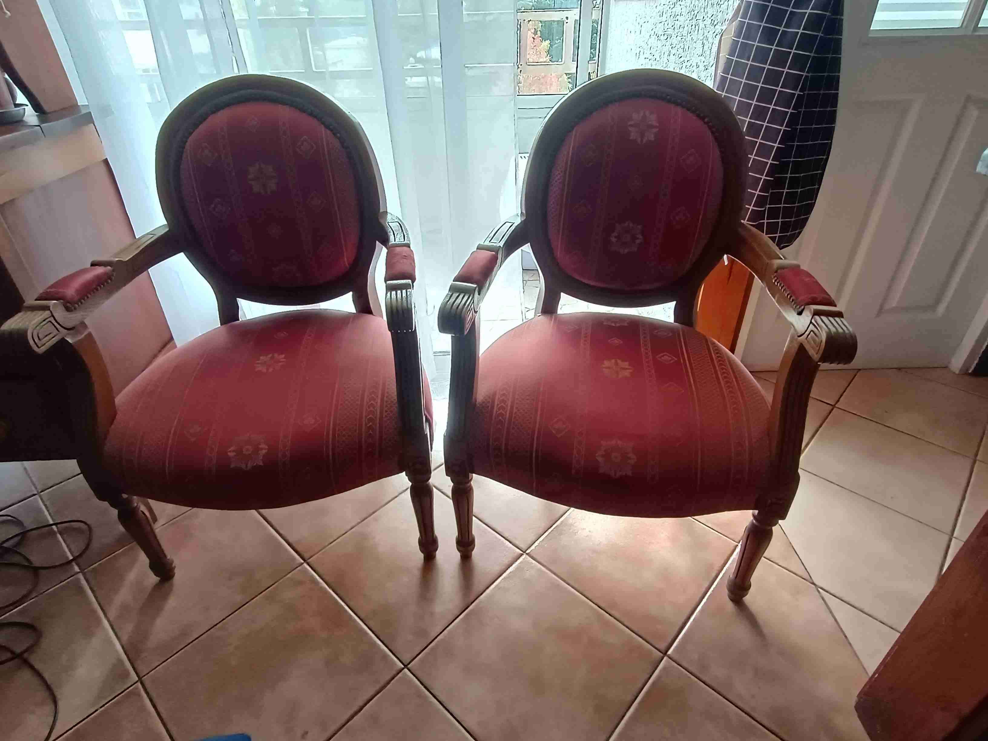 Sillas clásicas tapizadas - miniatura 2