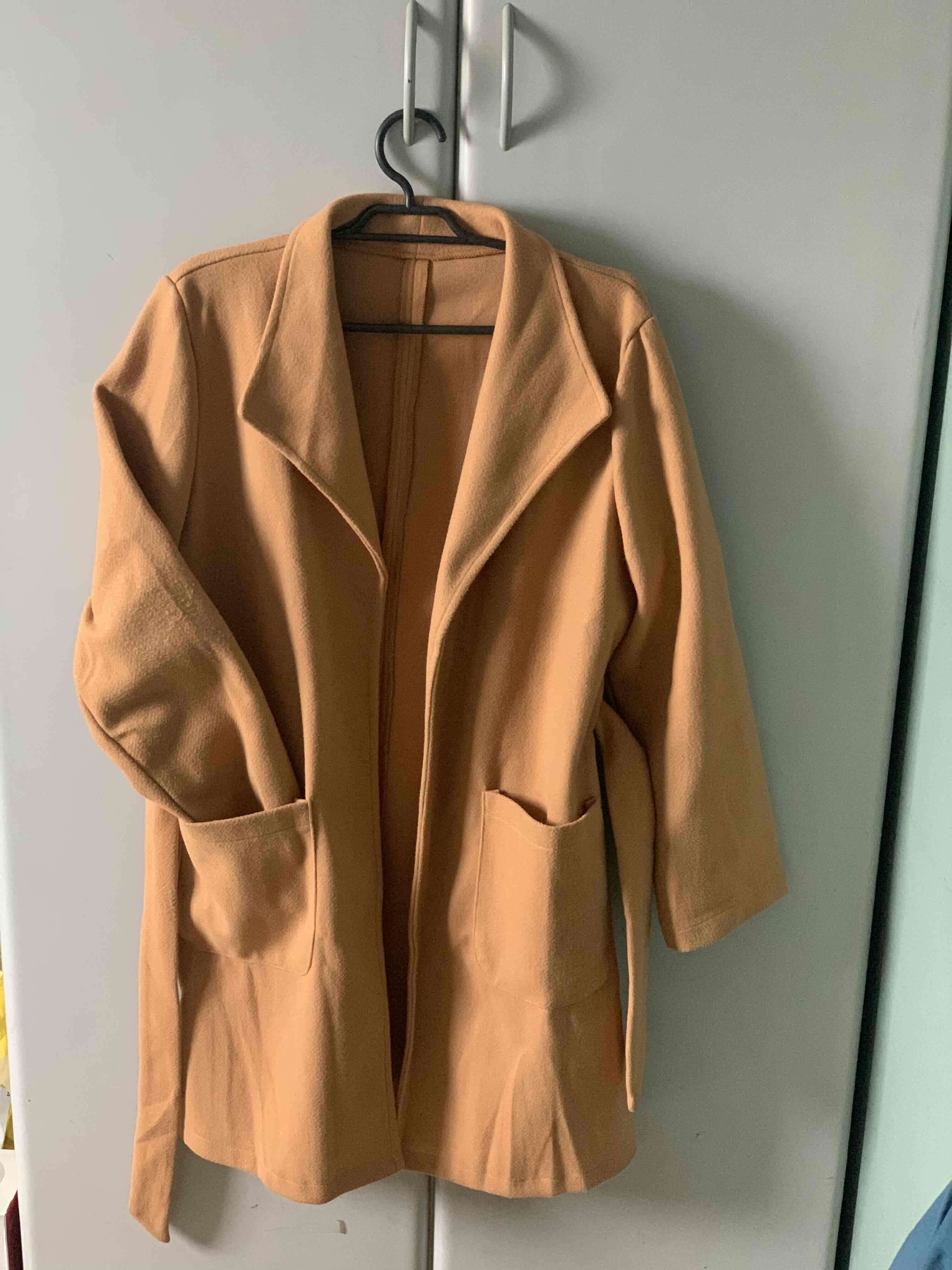Abrigo camel con bolsillos
