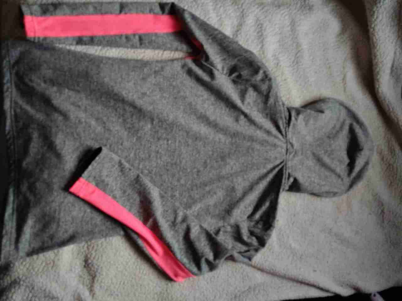 Polerón gris con capucha - miniatura 2