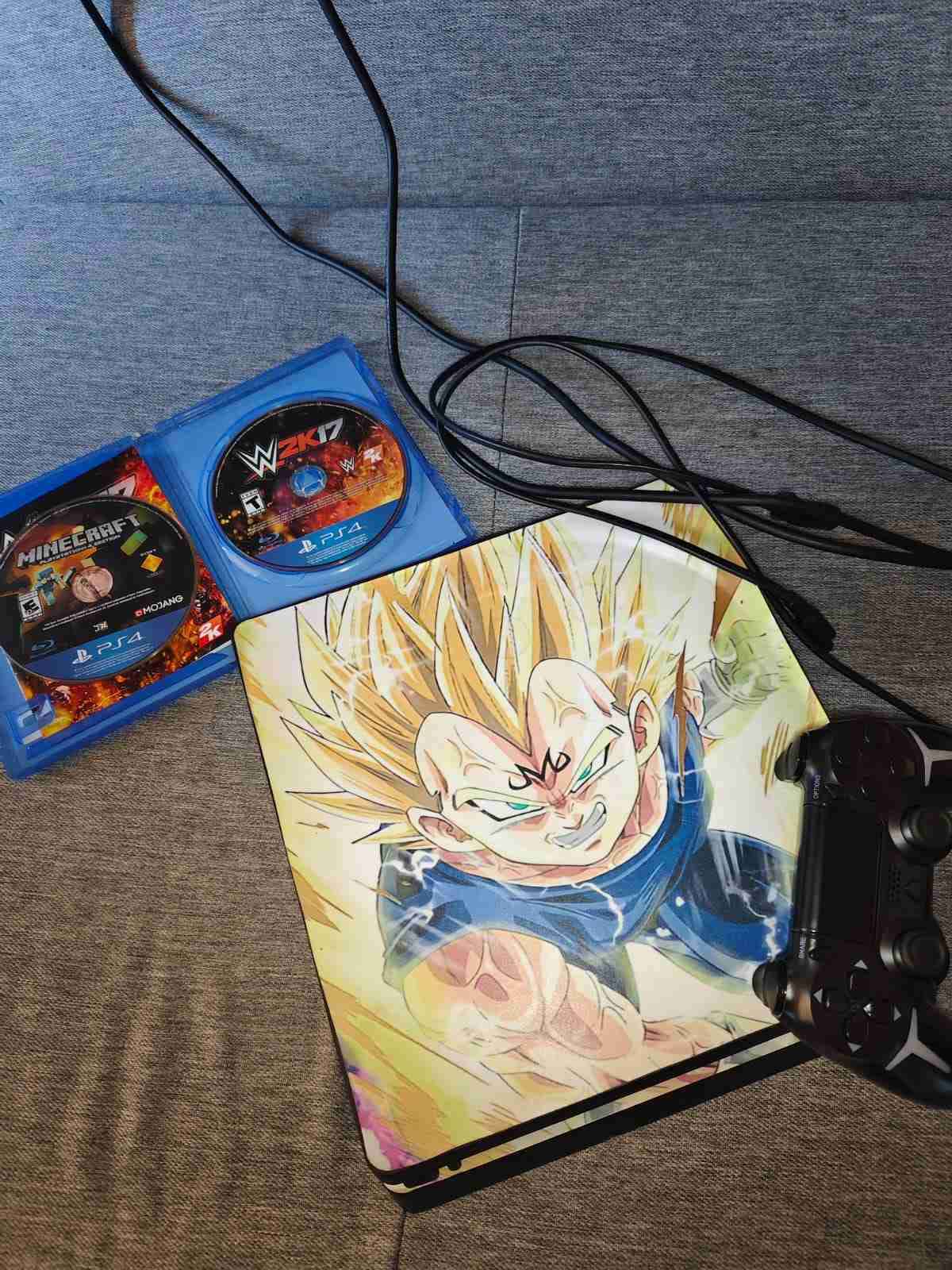 Consola PS4 con juegos y skin