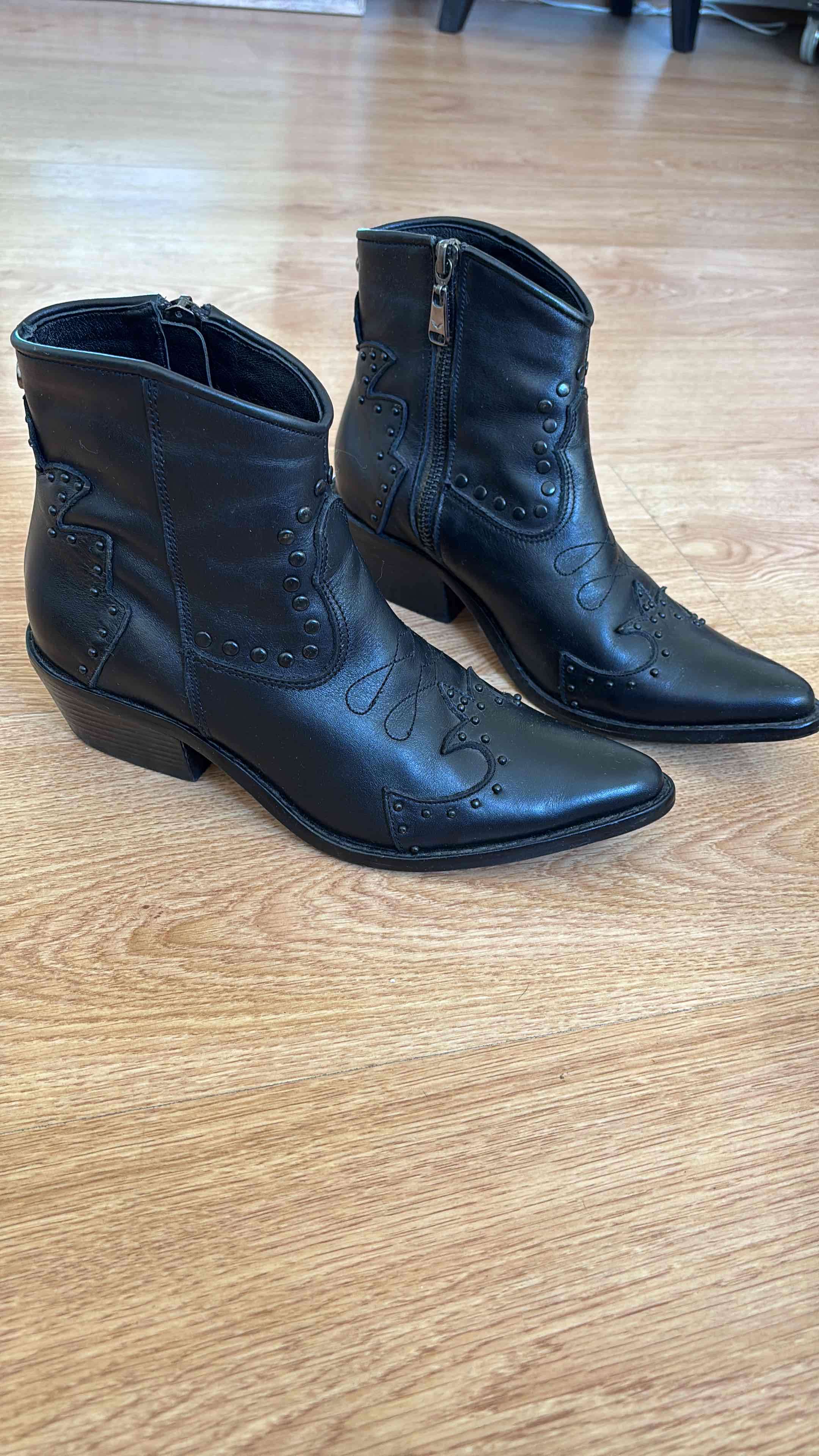 Botines negros de cuero Rapsodia