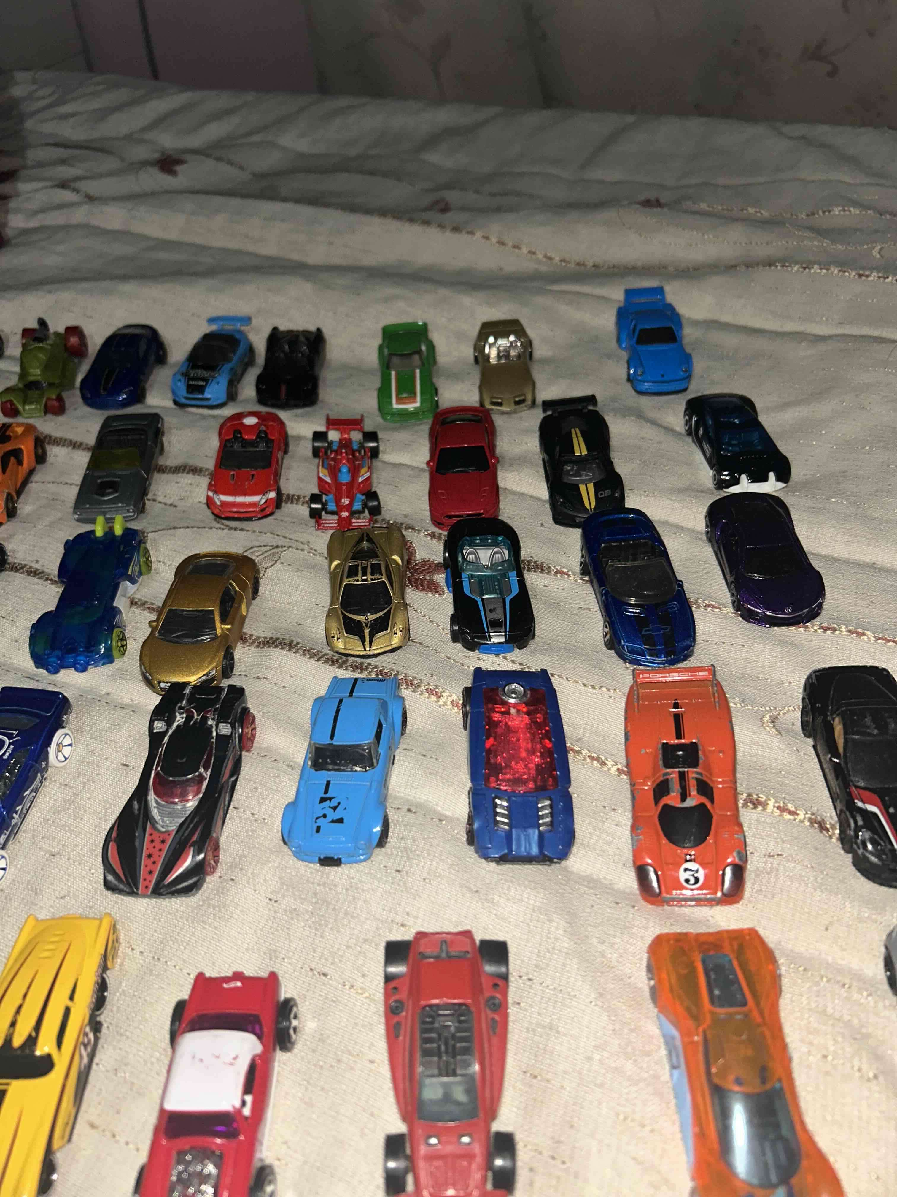 Colección de autos miniatura variados hot wheels - miniatura 4