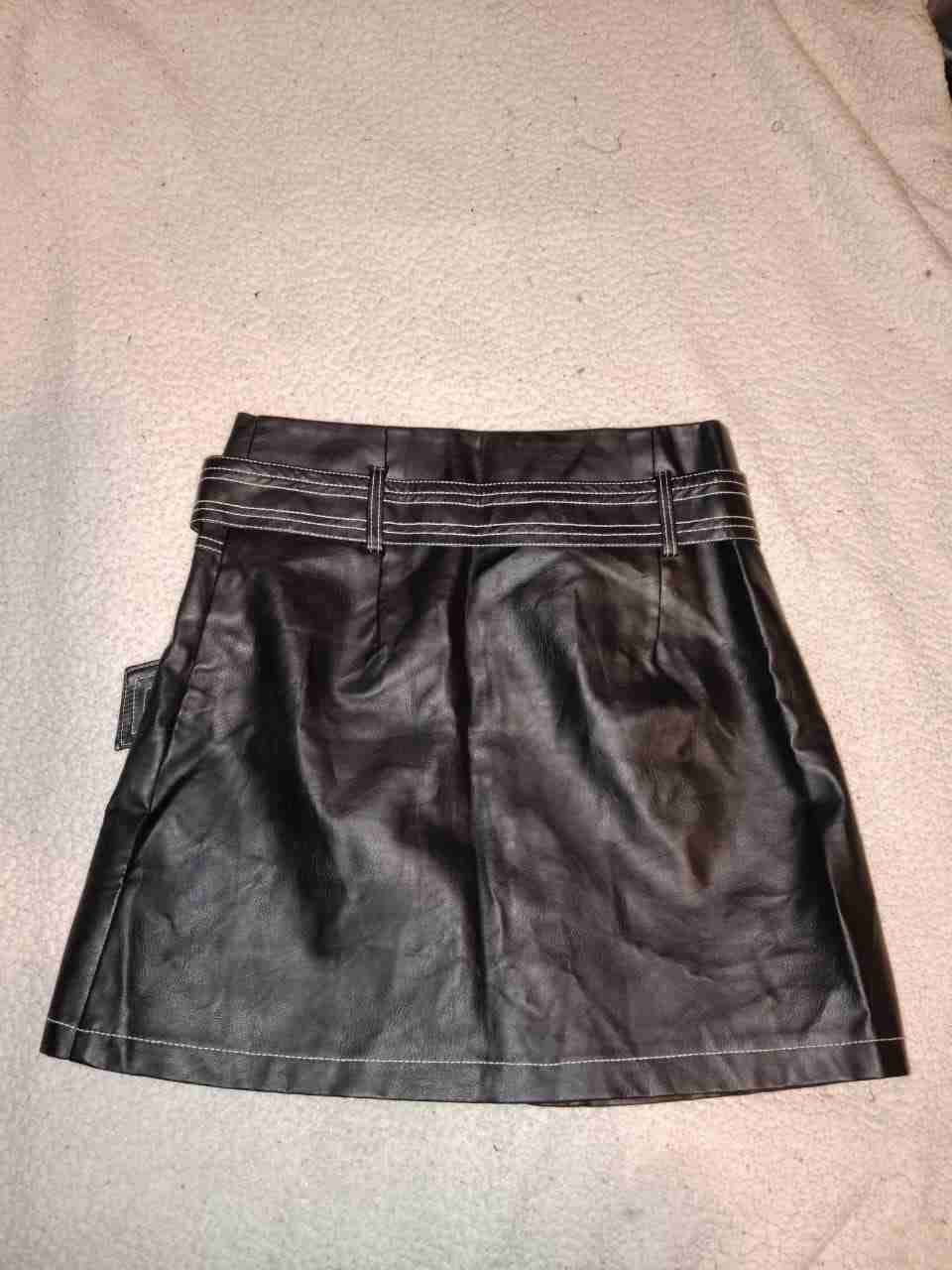 Falda negra con cinturón - miniatura 2