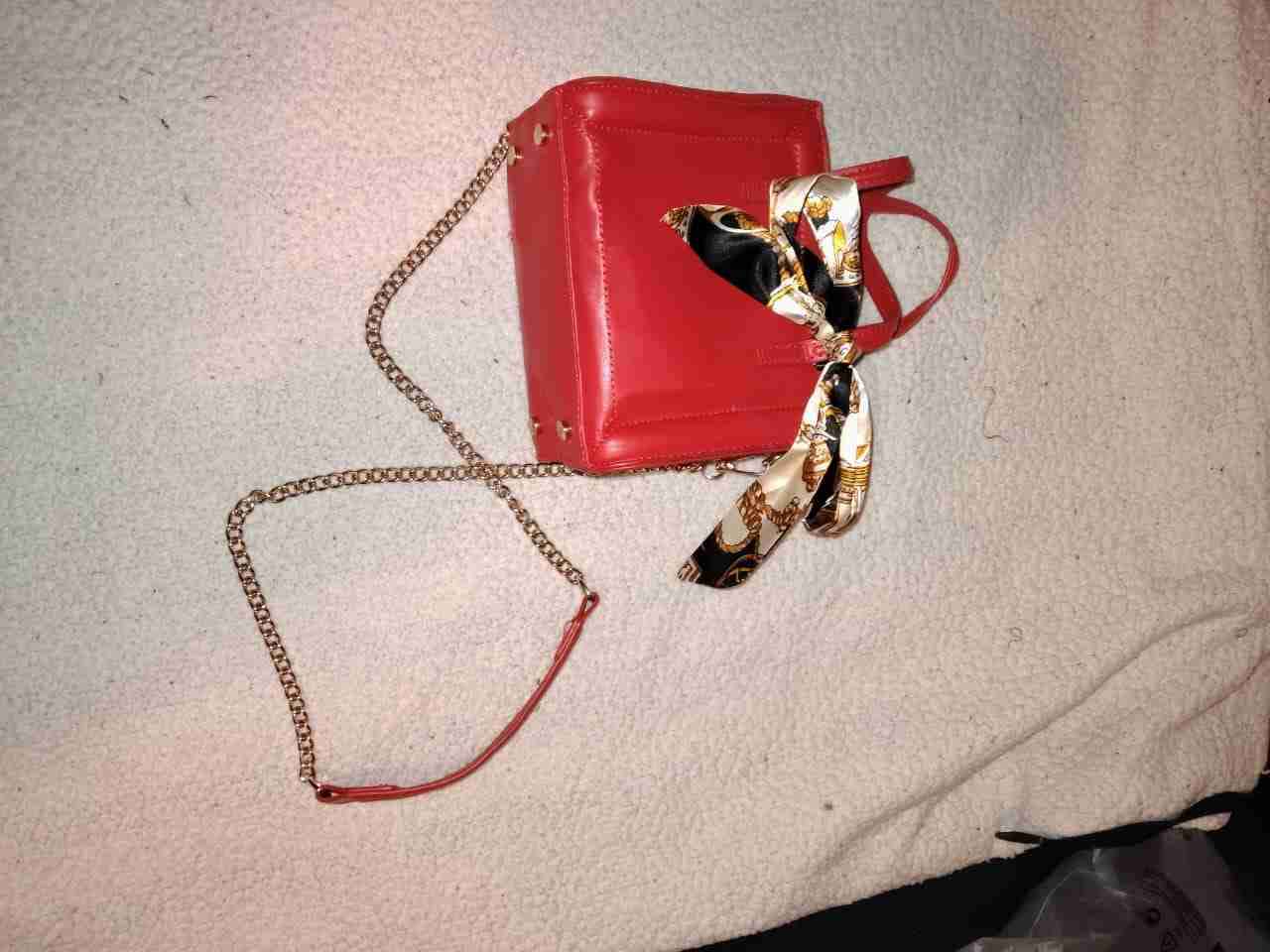 Cartera roja con lazo decorativo - miniatura 2