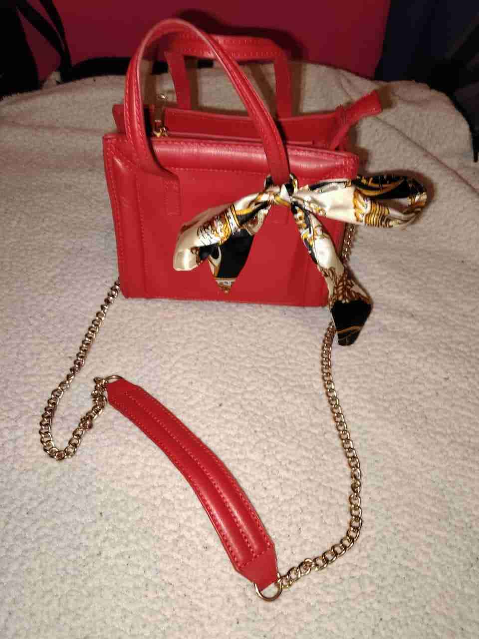 Cartera roja con lazo decorativo - miniatura 3