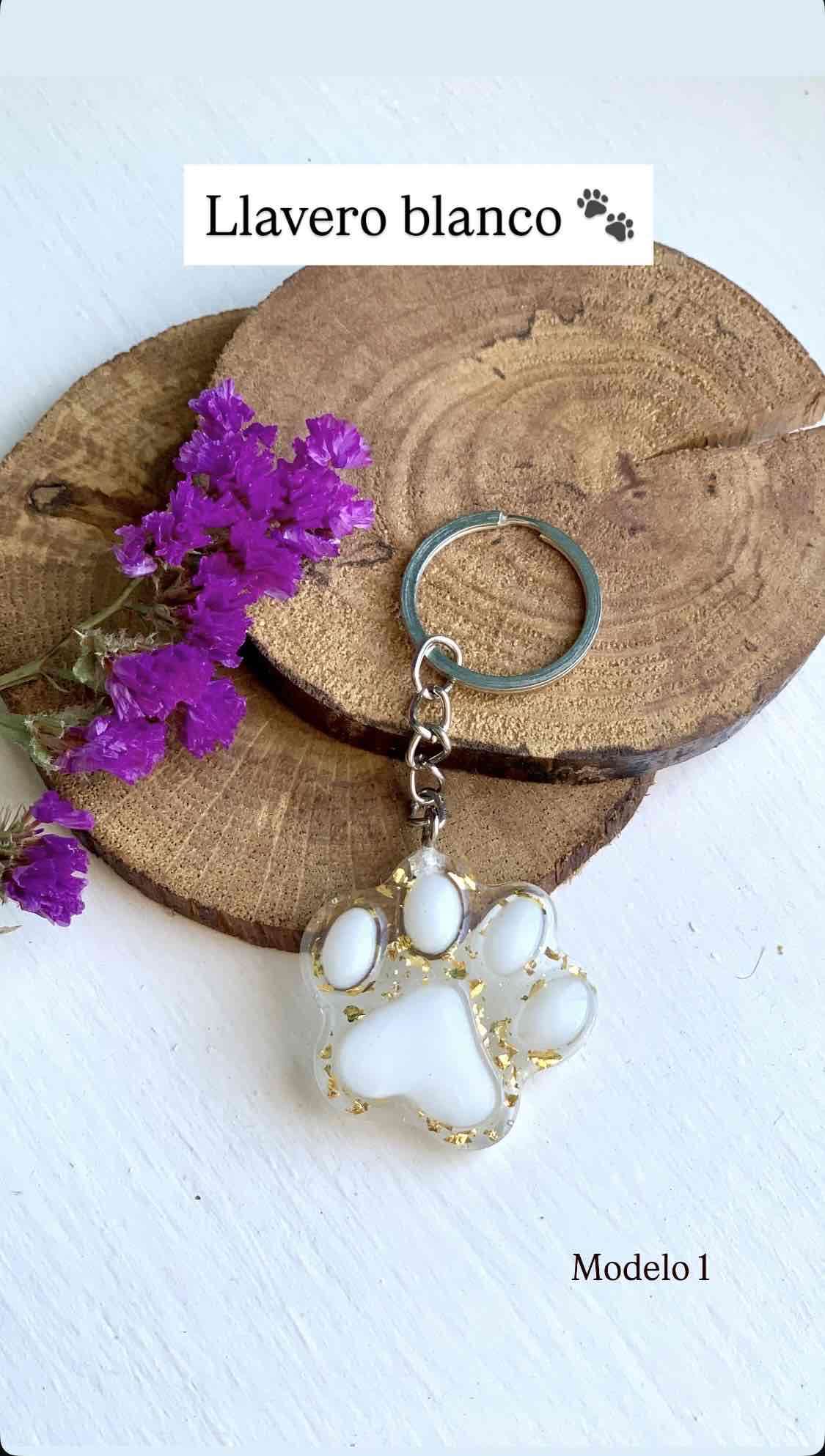 Llavero blanco patita