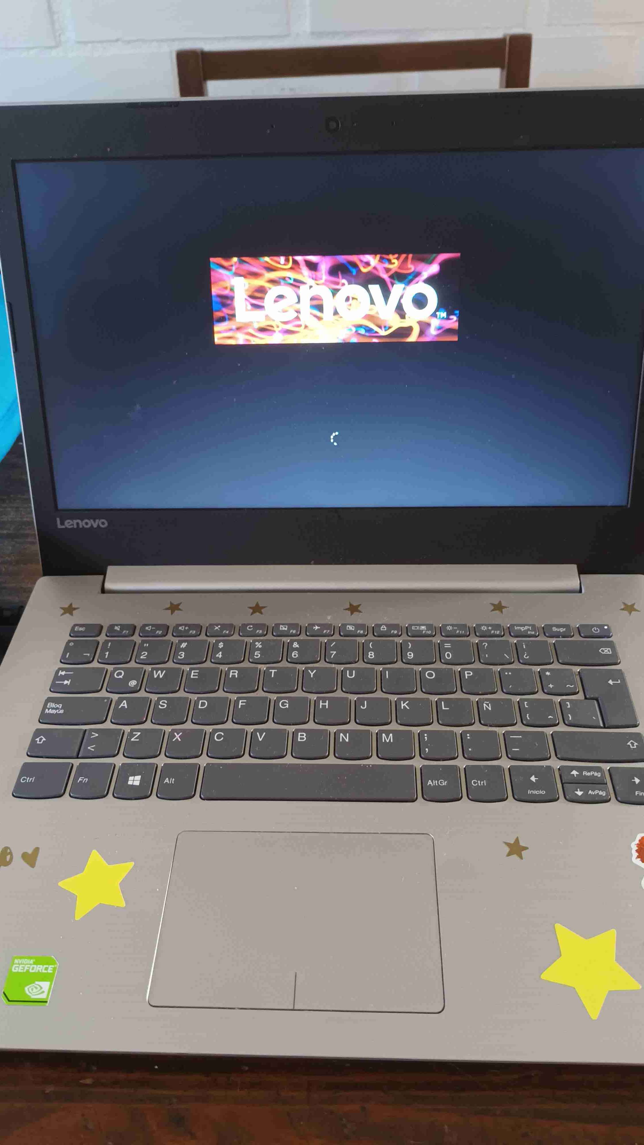 Notebook Lenovo con stickers - miniatura 1