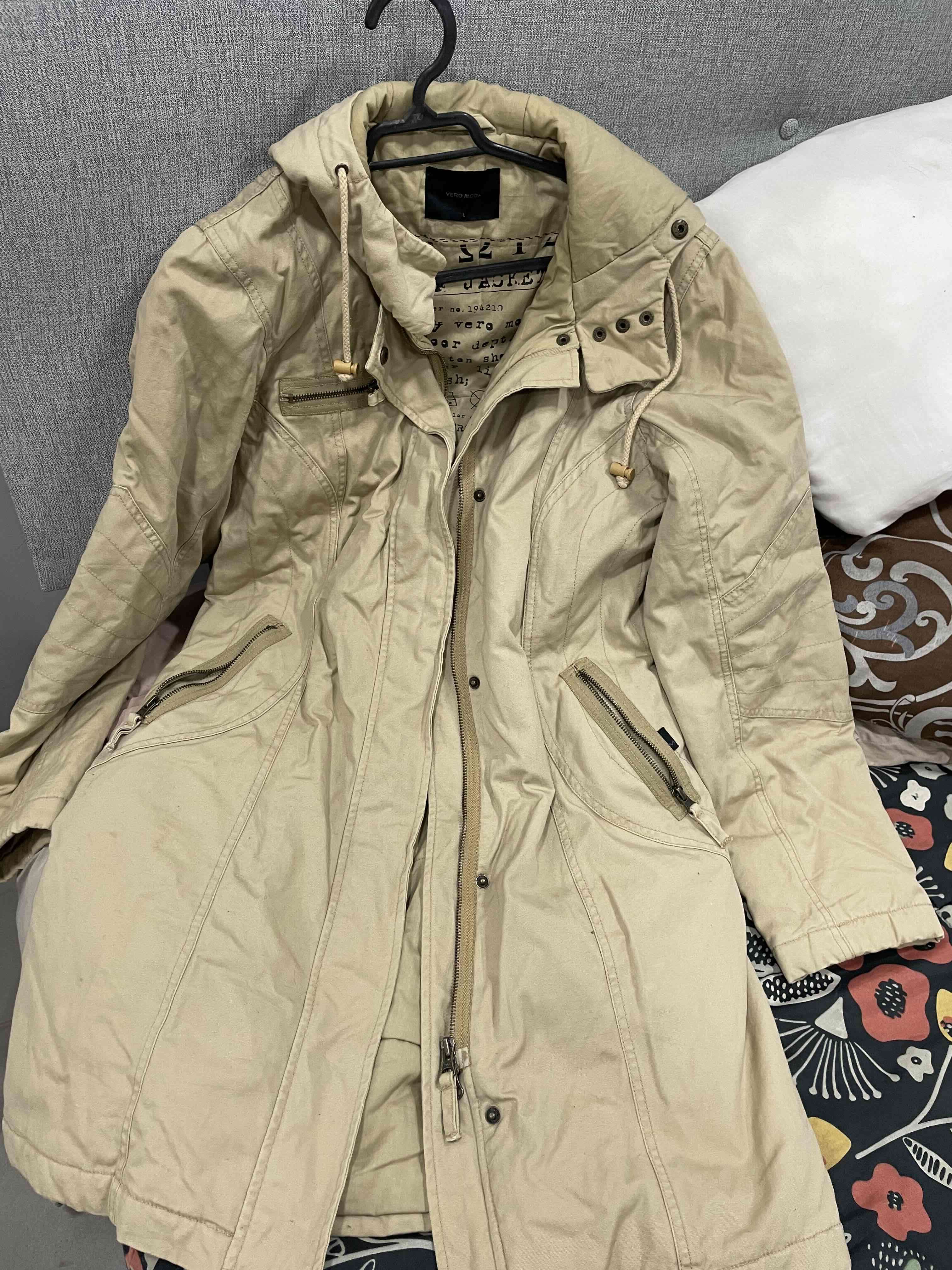 Chaqueta beige con capucha - miniatura 2