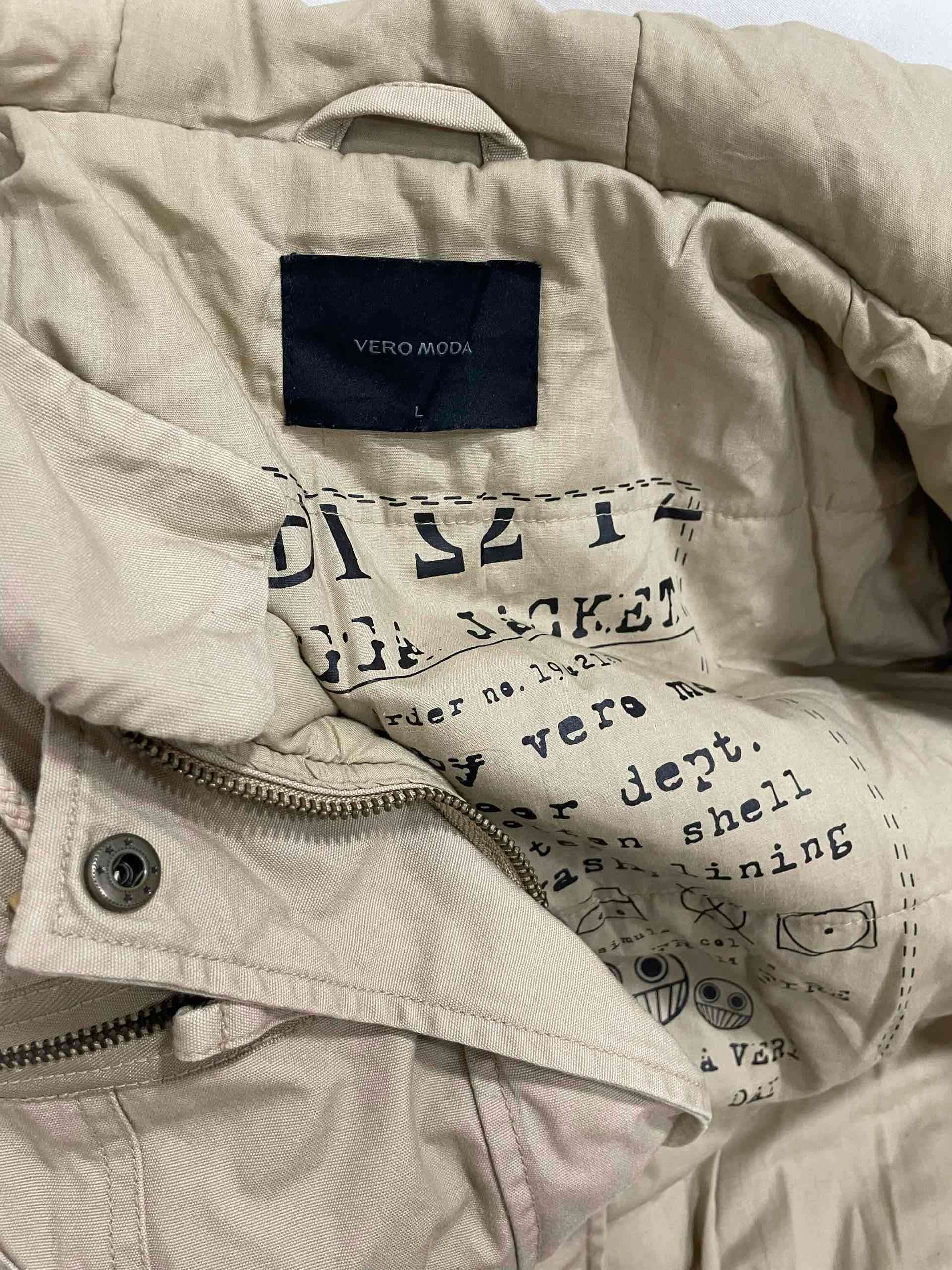 Chaqueta beige con capucha - miniatura 3