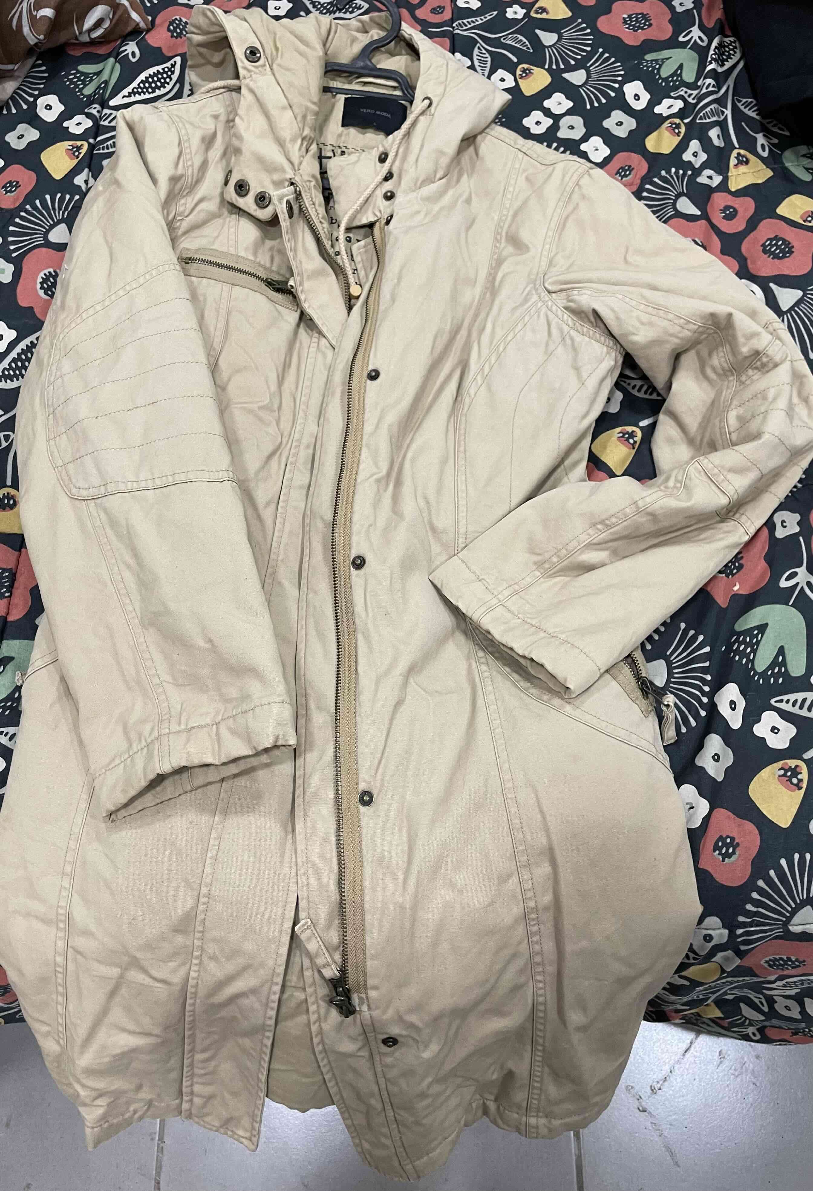 Chaqueta beige con capucha - miniatura 5