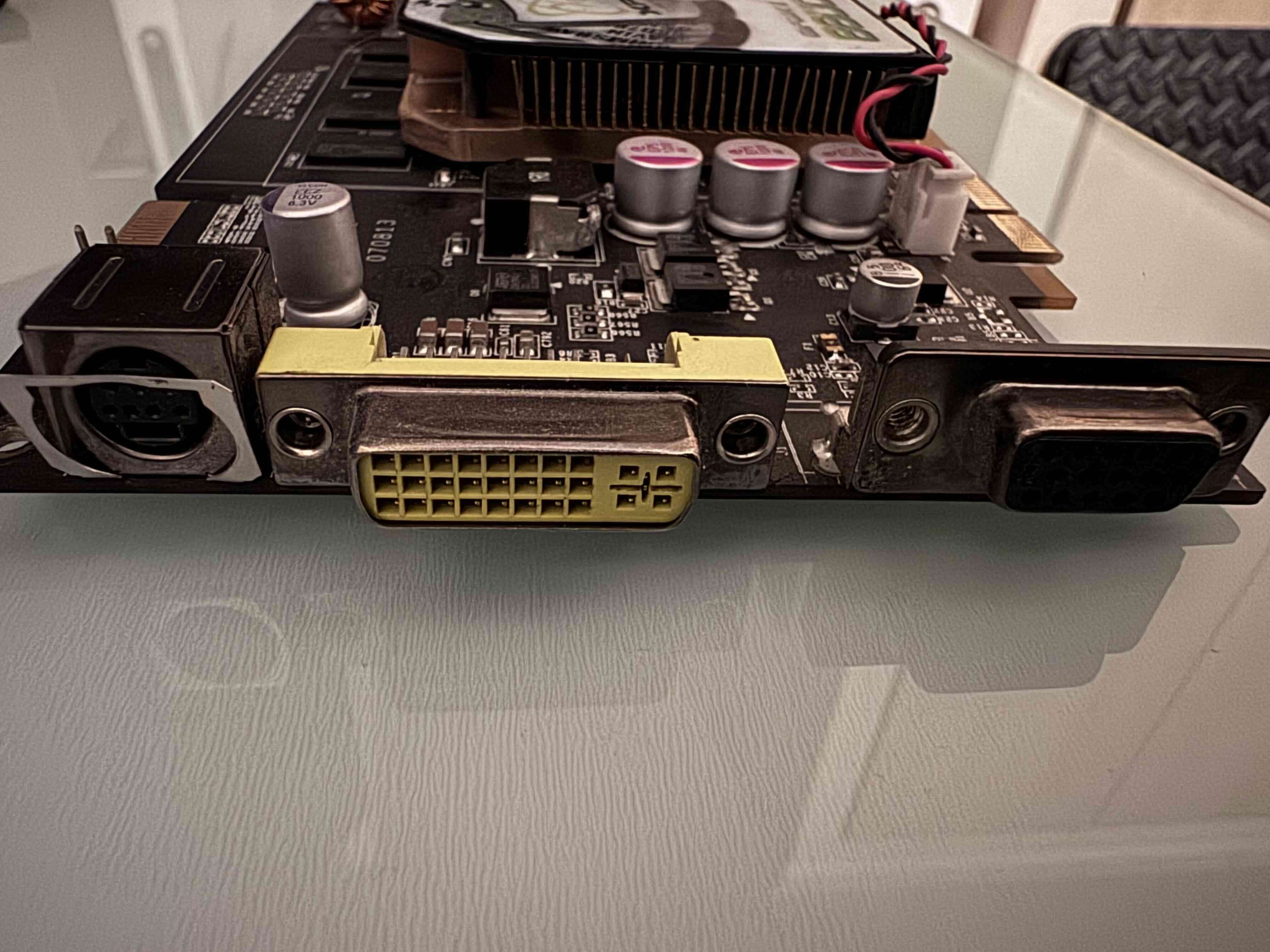 Tarjeta gráfica XFX 8600 GT - miniatura 2