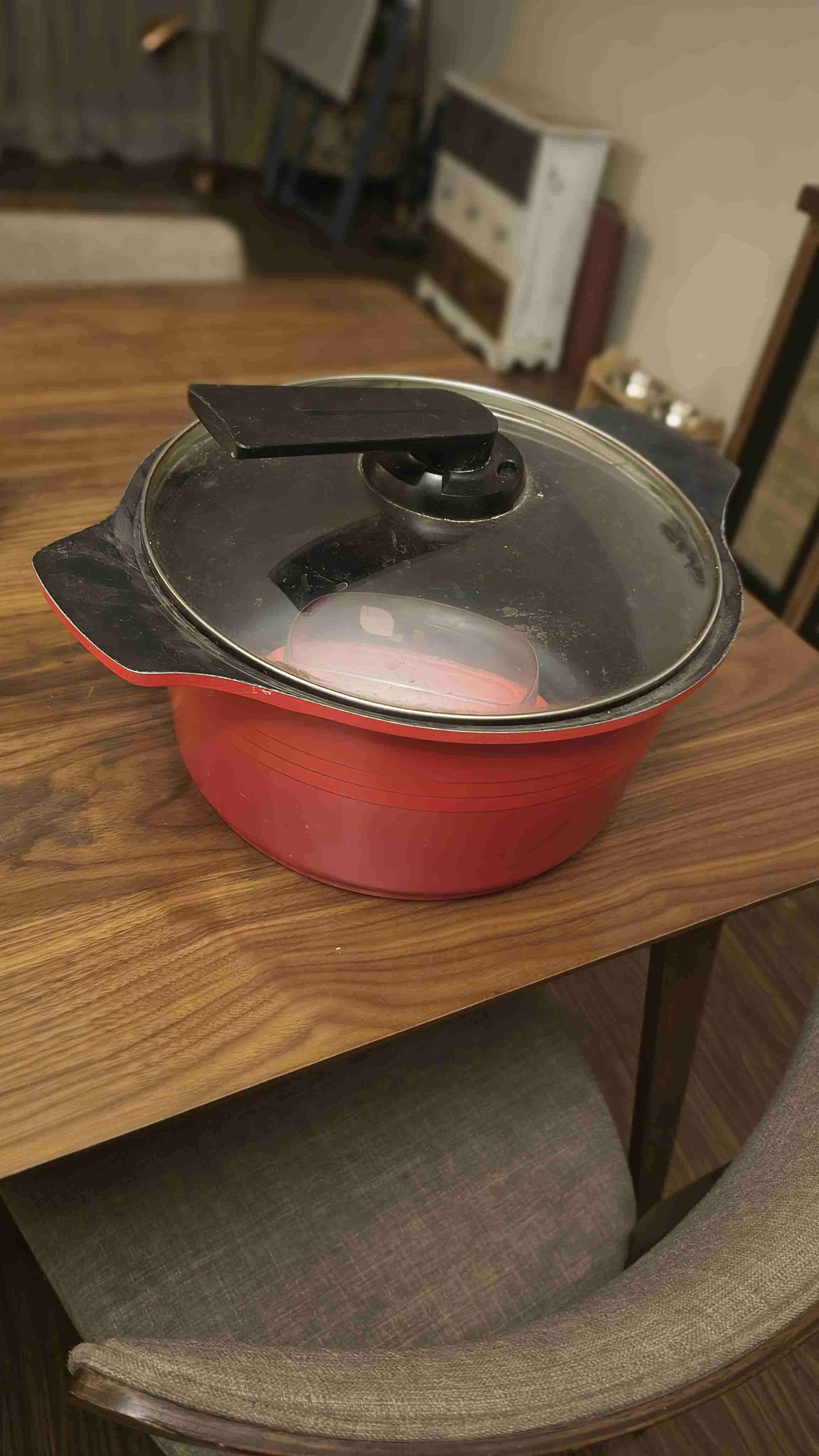 Olla roja con tapa de vidrio - miniatura 1