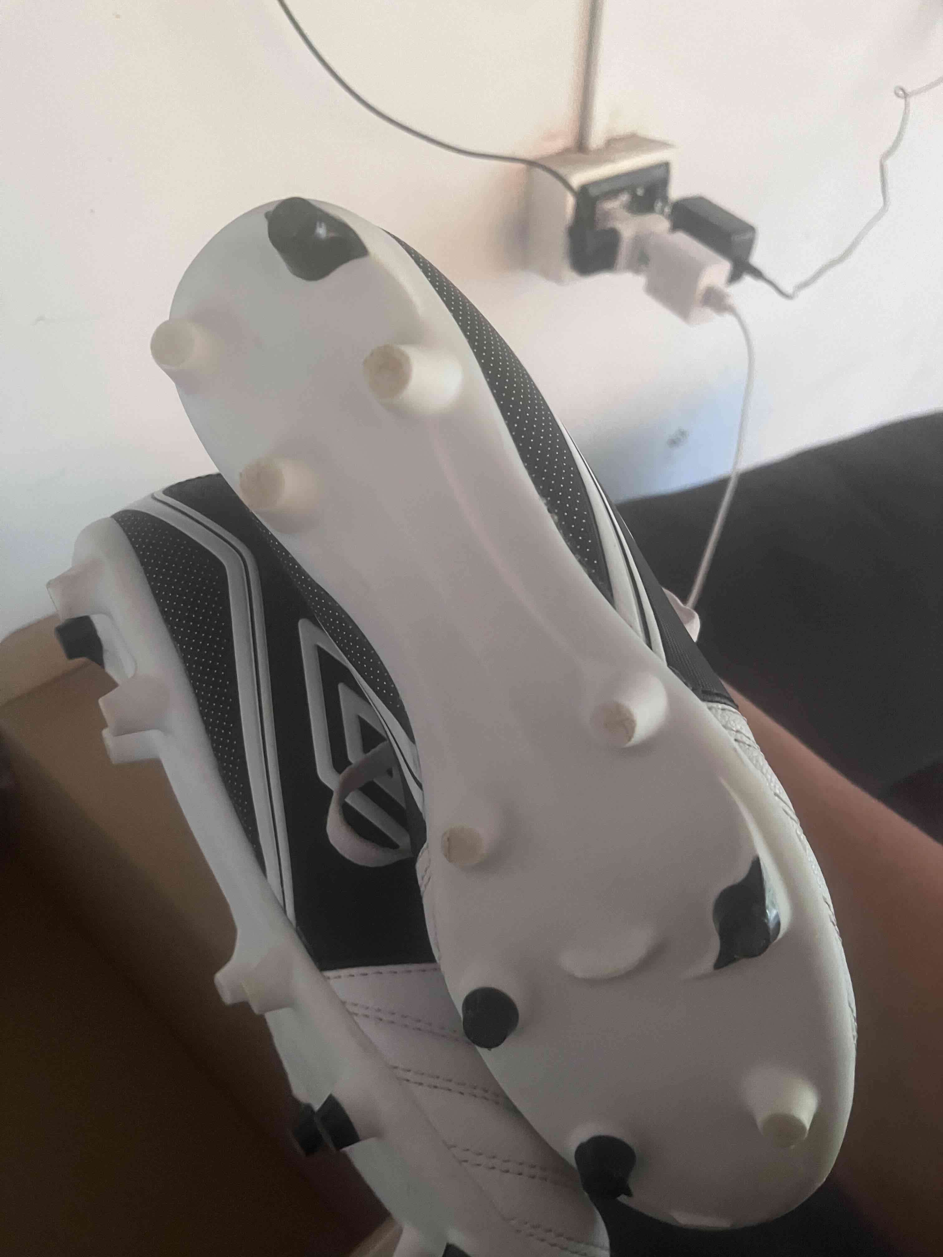 Zapatos de fútbol negros y blancos - miniatura 2