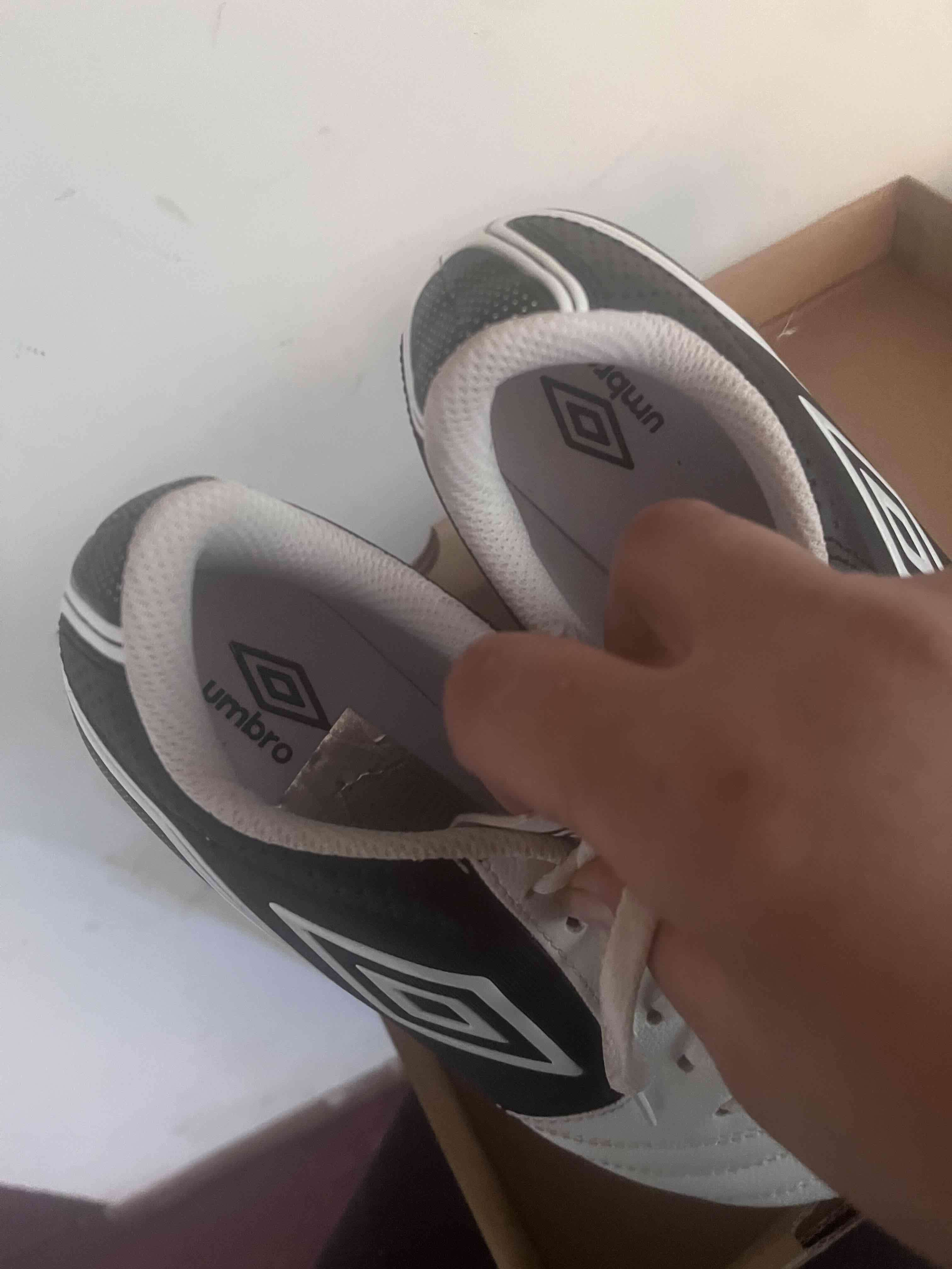 Zapatos de fútbol negros y blancos - miniatura 3