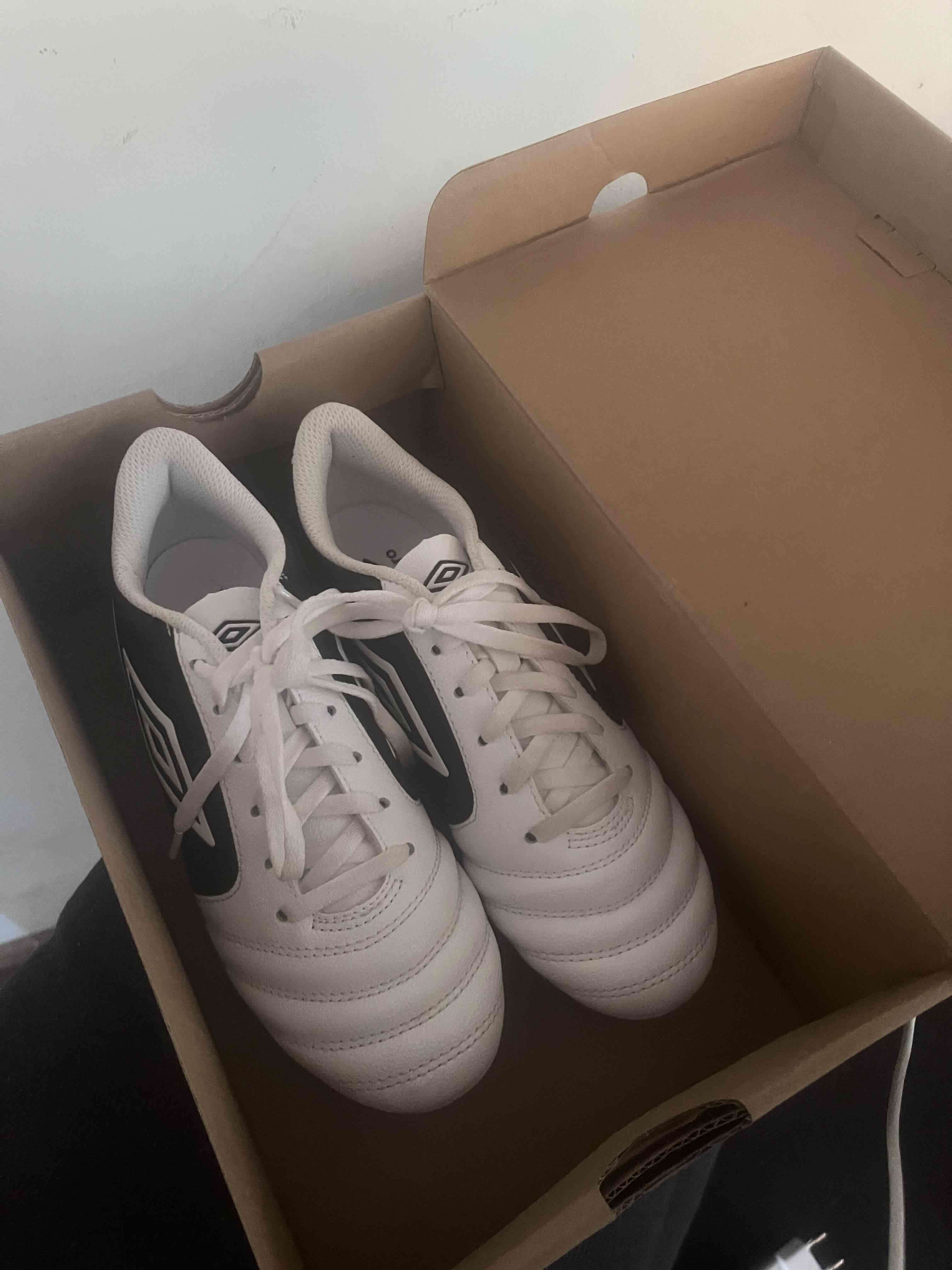 Zapatos de fútbol negros y blancos - miniatura 4