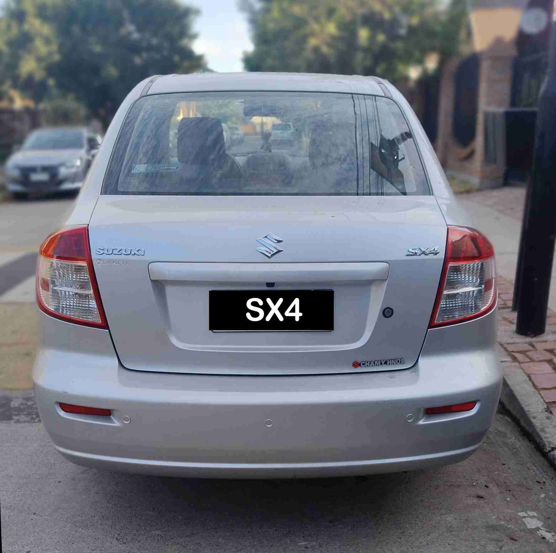 Auto Suzuki SX4 gris plata - miniatura 2