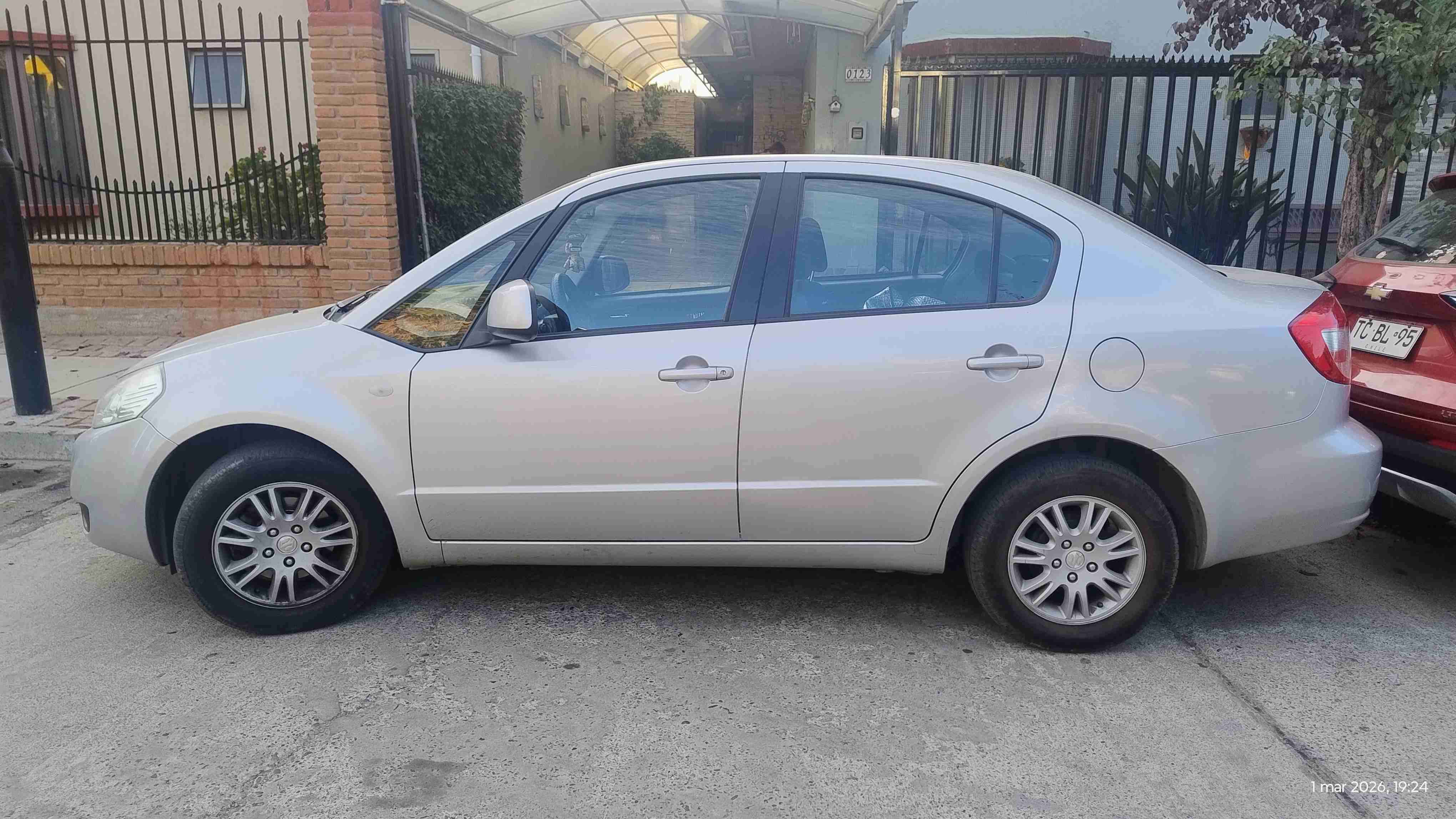 Auto Suzuki SX4 gris plata - miniatura 3