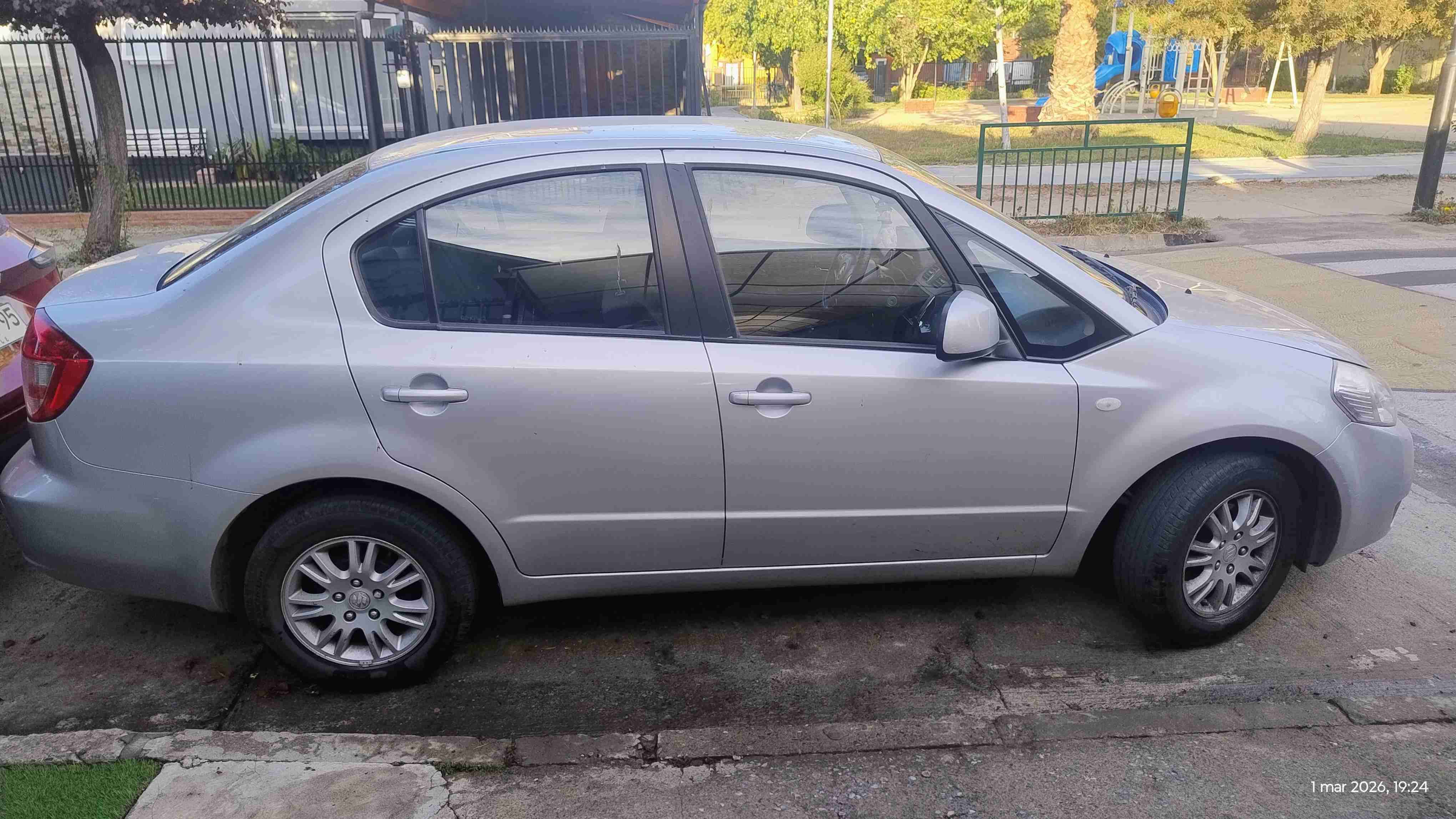 Auto Suzuki SX4 gris plata - miniatura 4