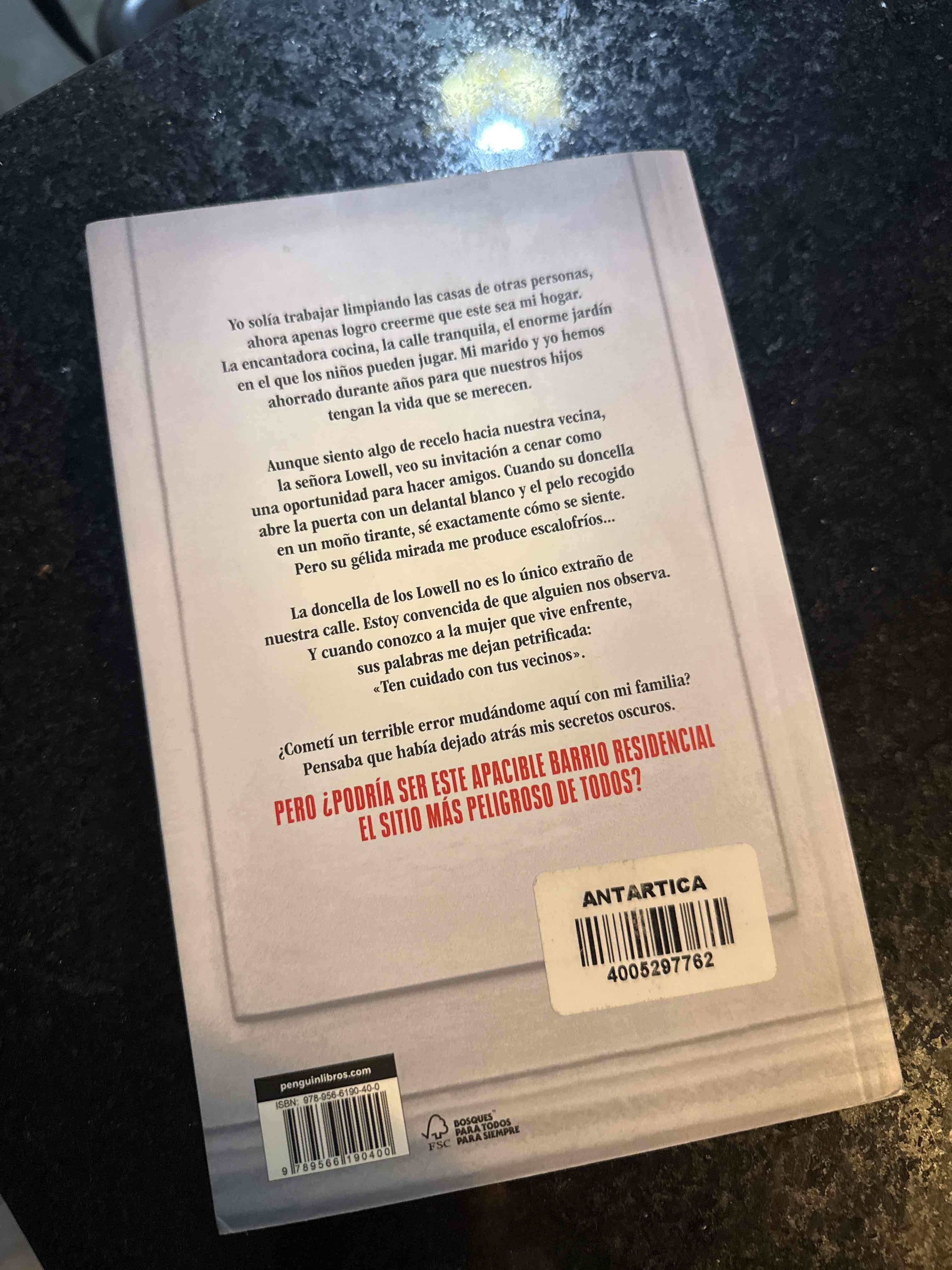 Libro 'La Asistente Te Vigila' (La Asistenta 3) - miniatura 2