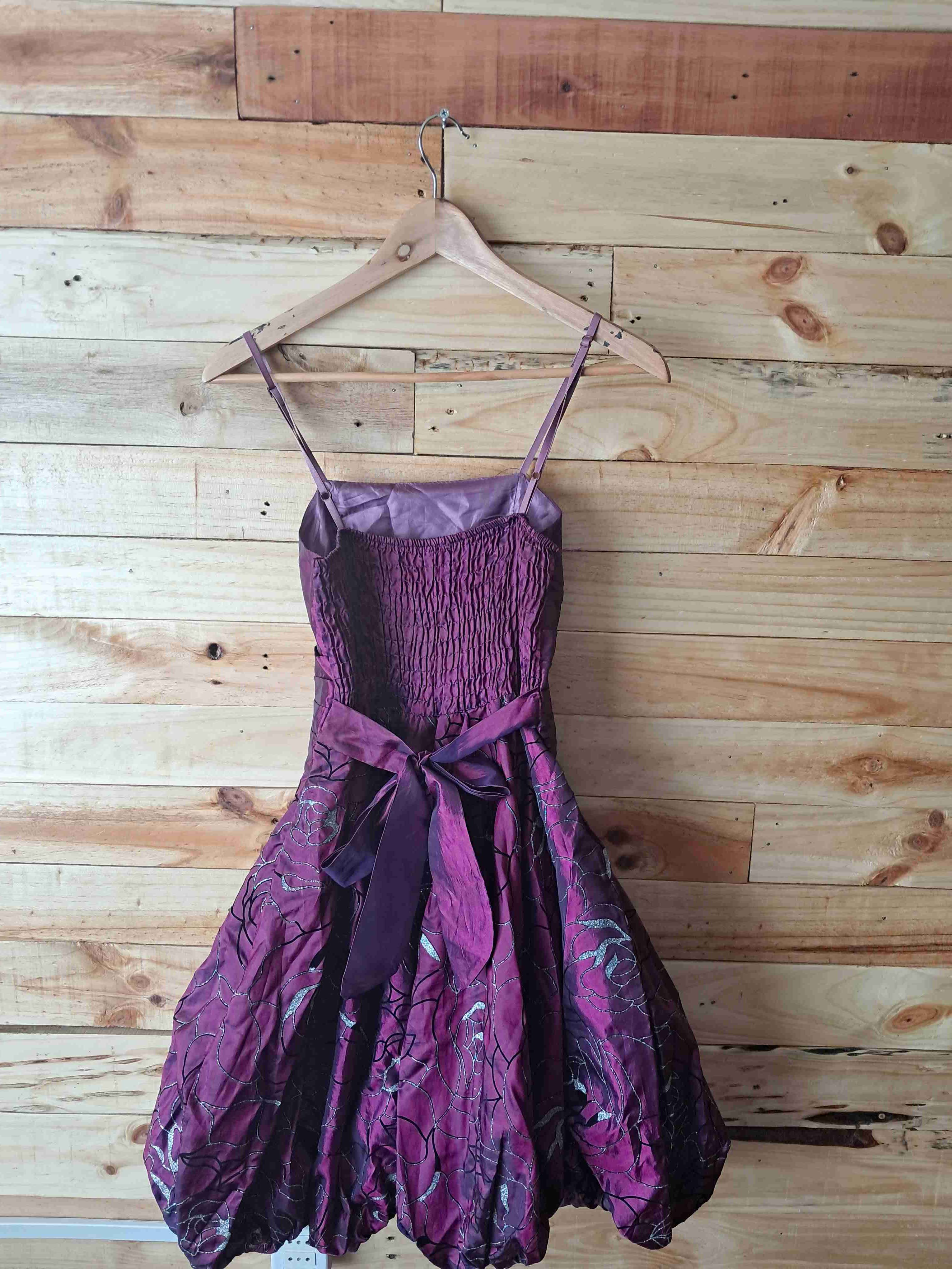 Vestido morado con diseño floral - miniatura 2