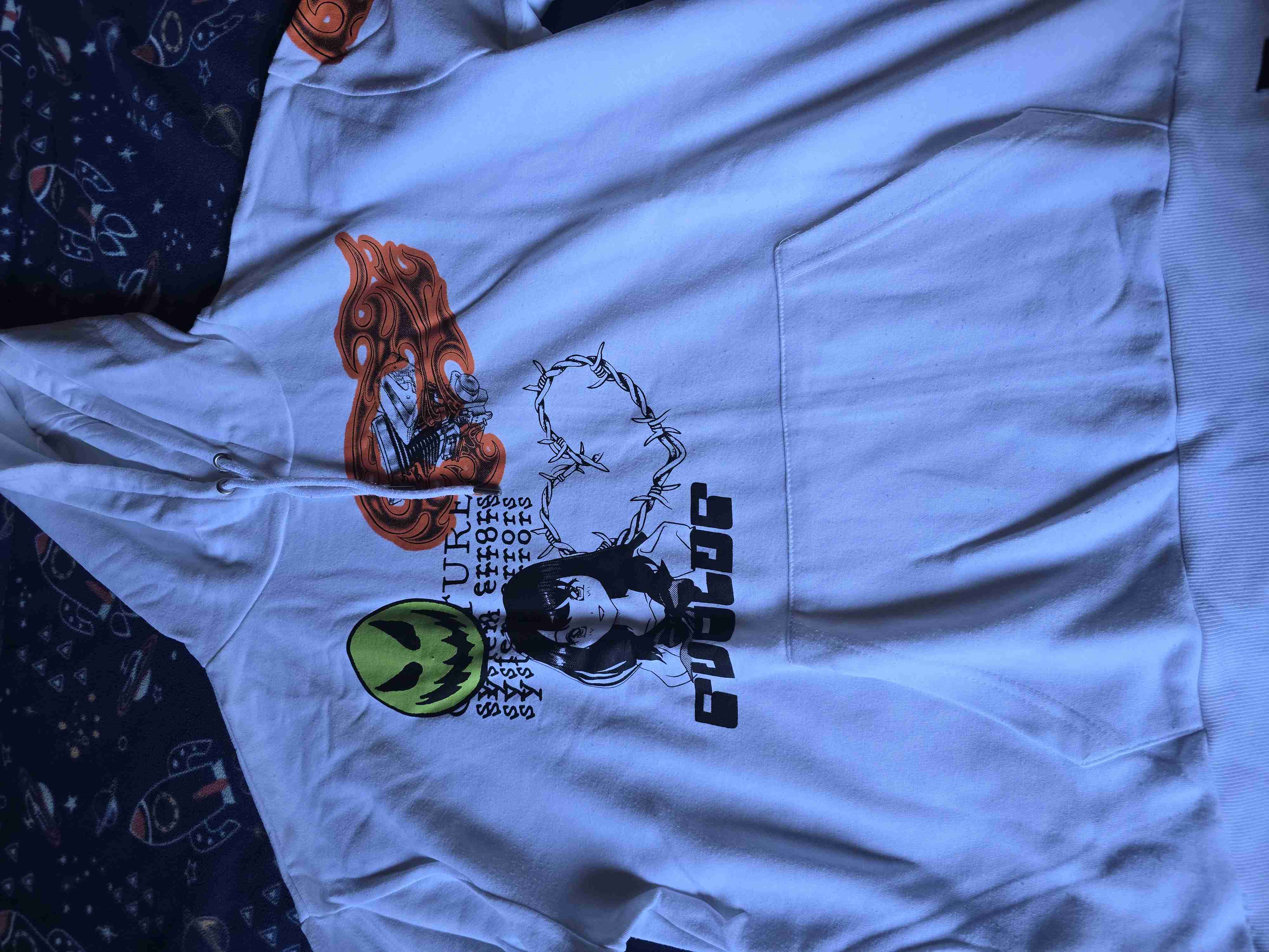 Polerón blanco con diseño gráfico - miniatura 2