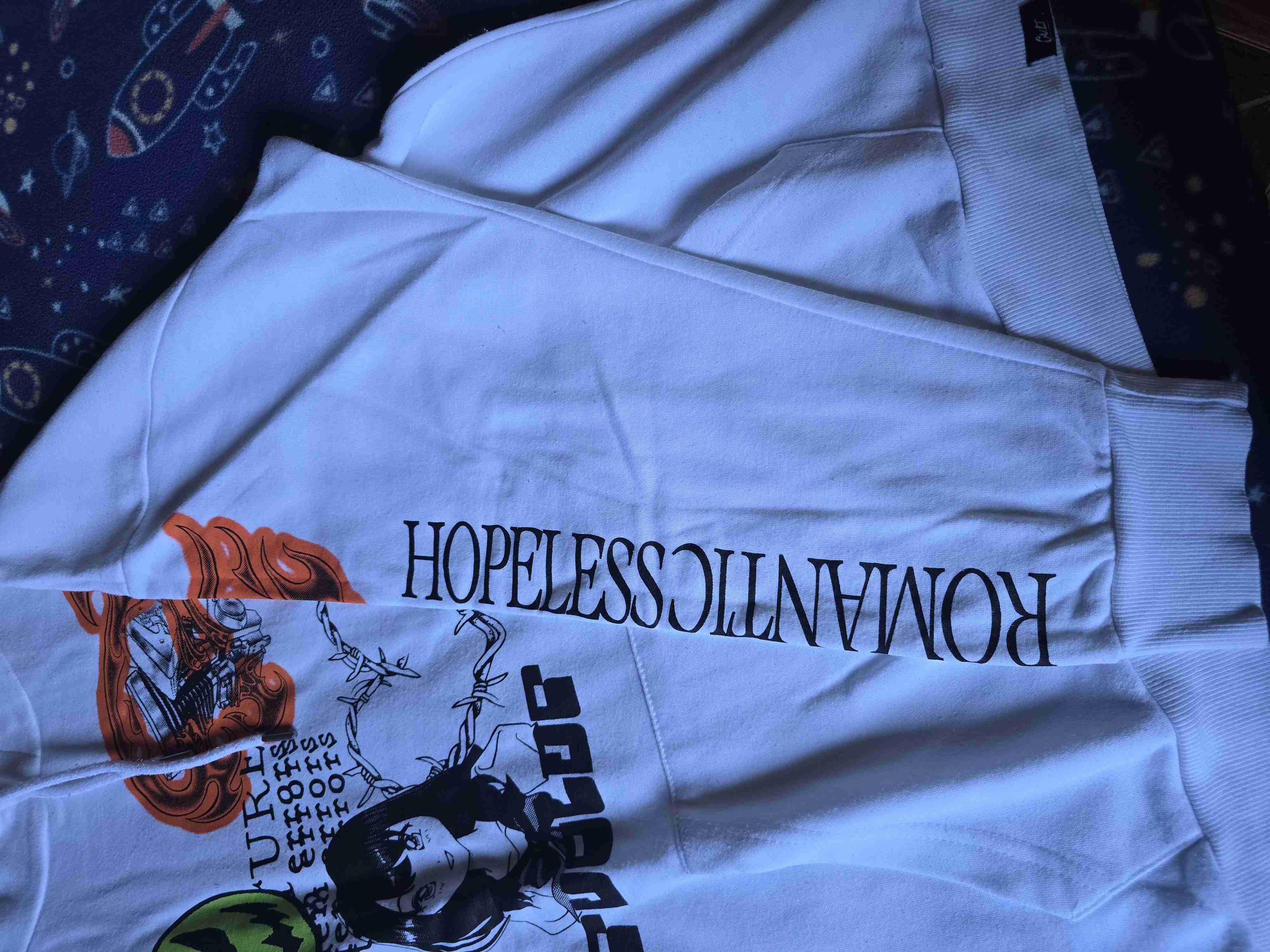 Polerón blanco con diseño gráfico - miniatura 3