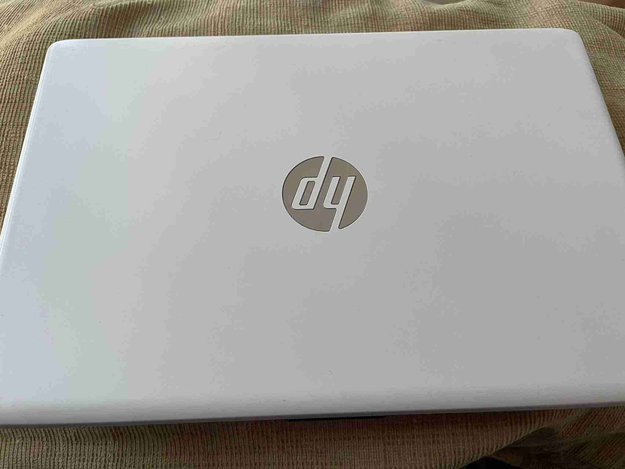 Laptop HP blanca usada - miniatura 1