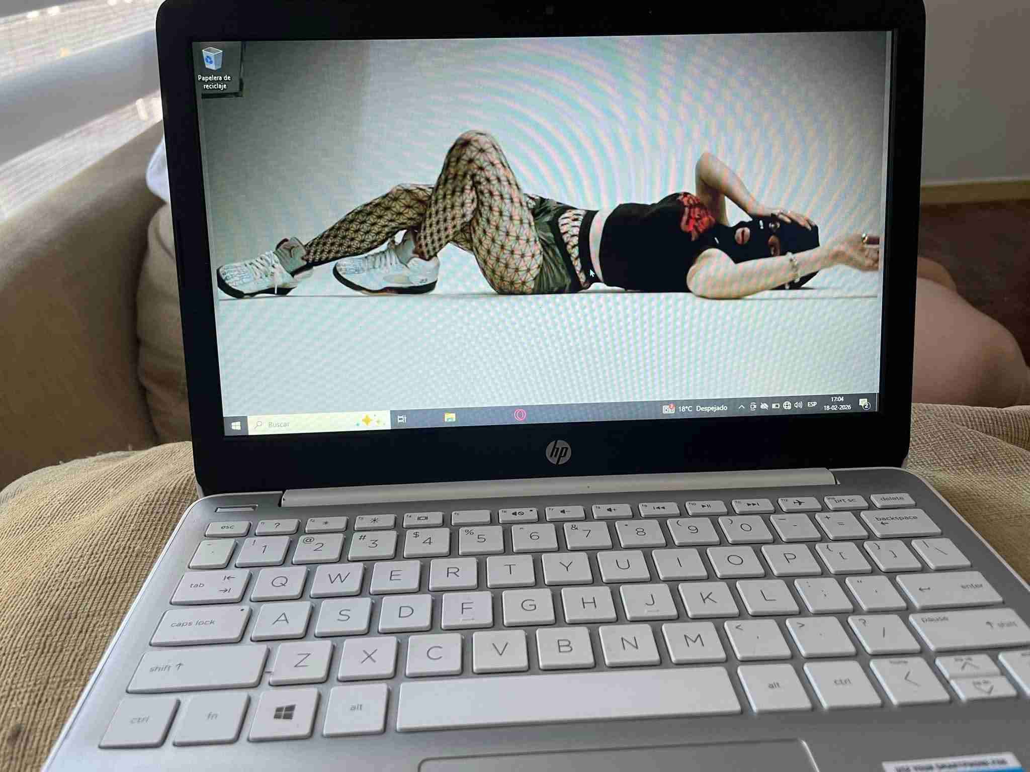 Laptop HP blanca usada - miniatura 2