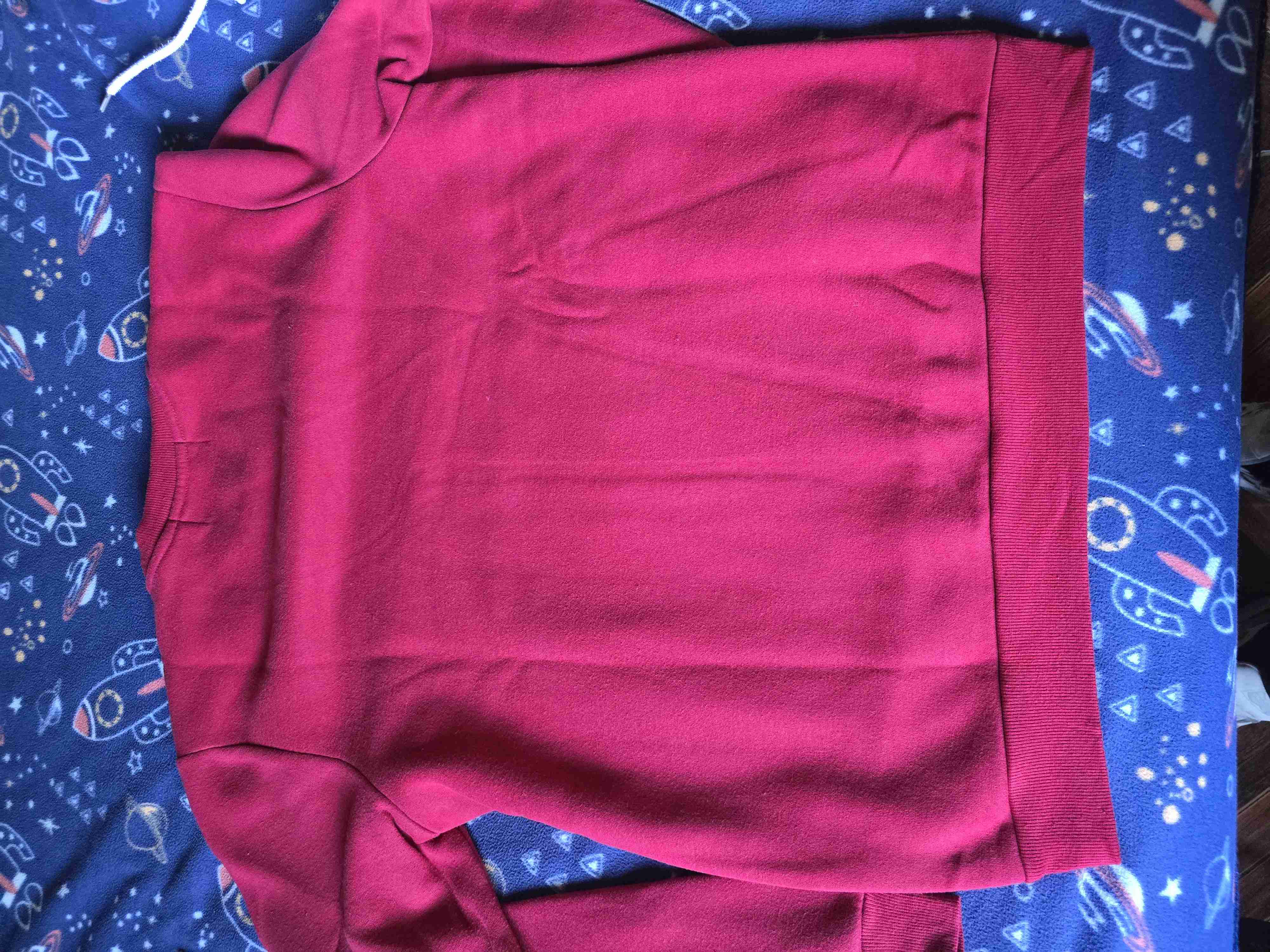 Poleron rojo con diseño artístico - miniatura 2