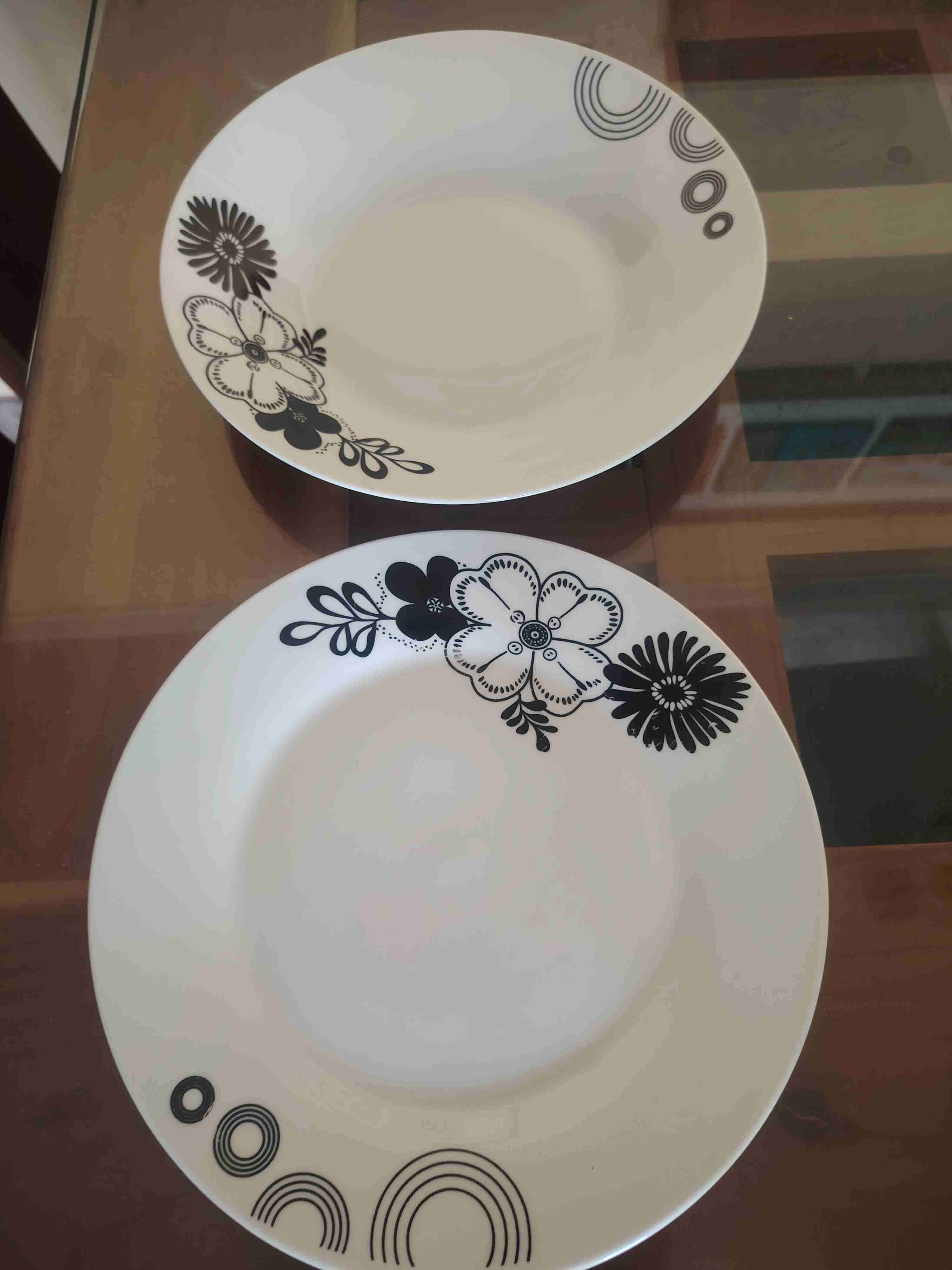 Juego de platos con diseño floral