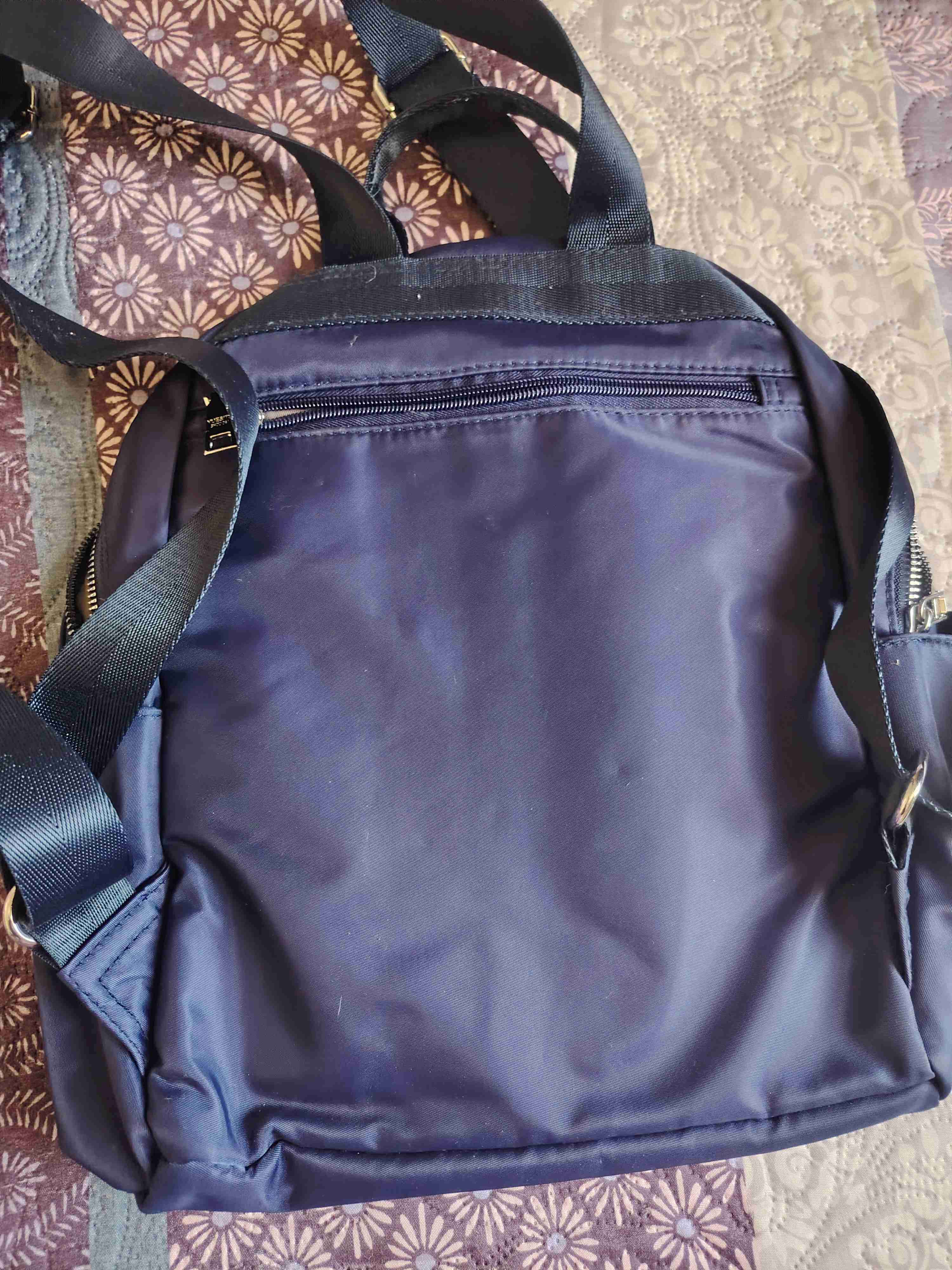 Mochila azul con diseño acolchado - miniatura 2