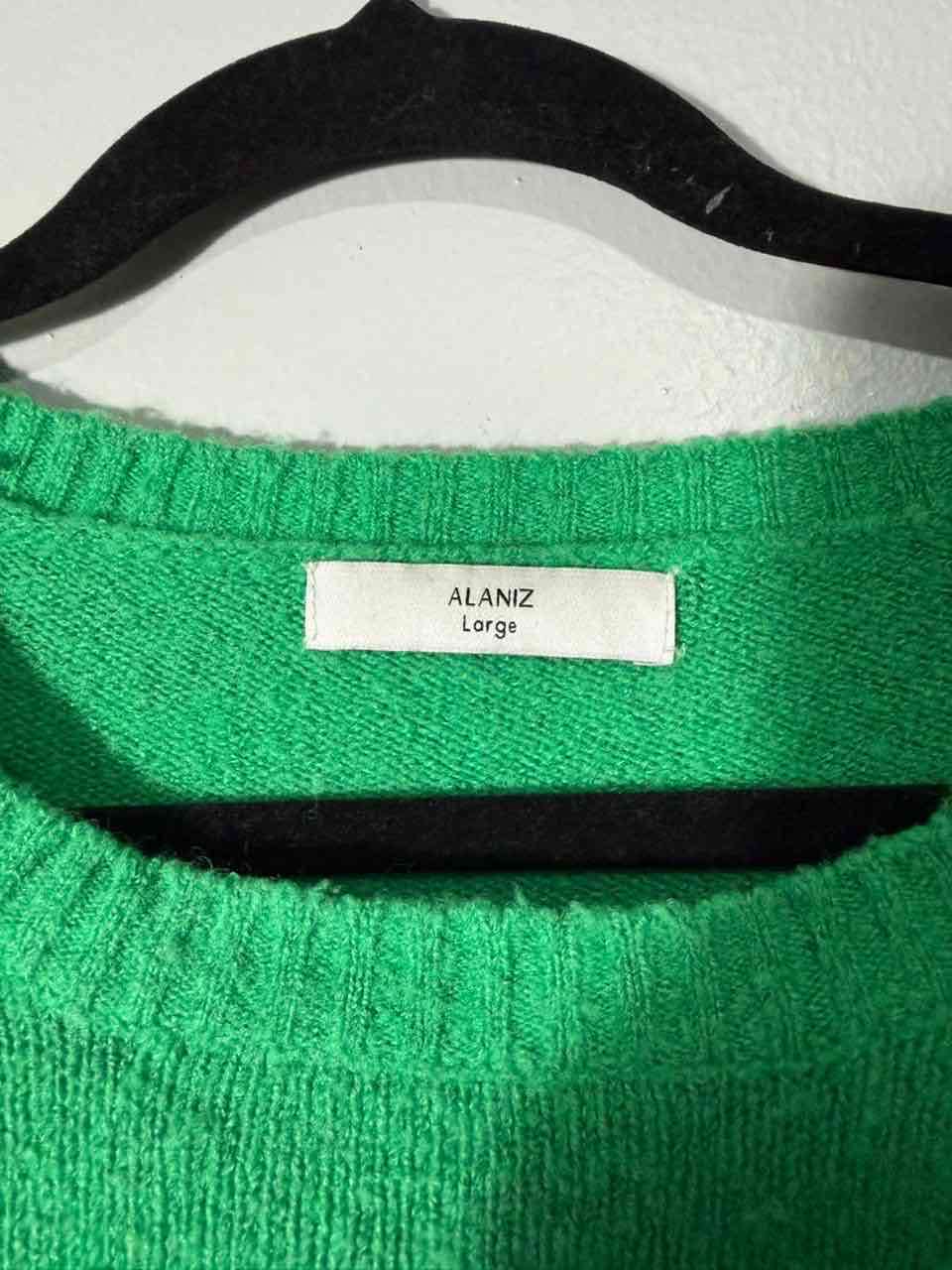 Suéter verde con vuelitos Alaniz – Talla L (Oversi - miniatura 3