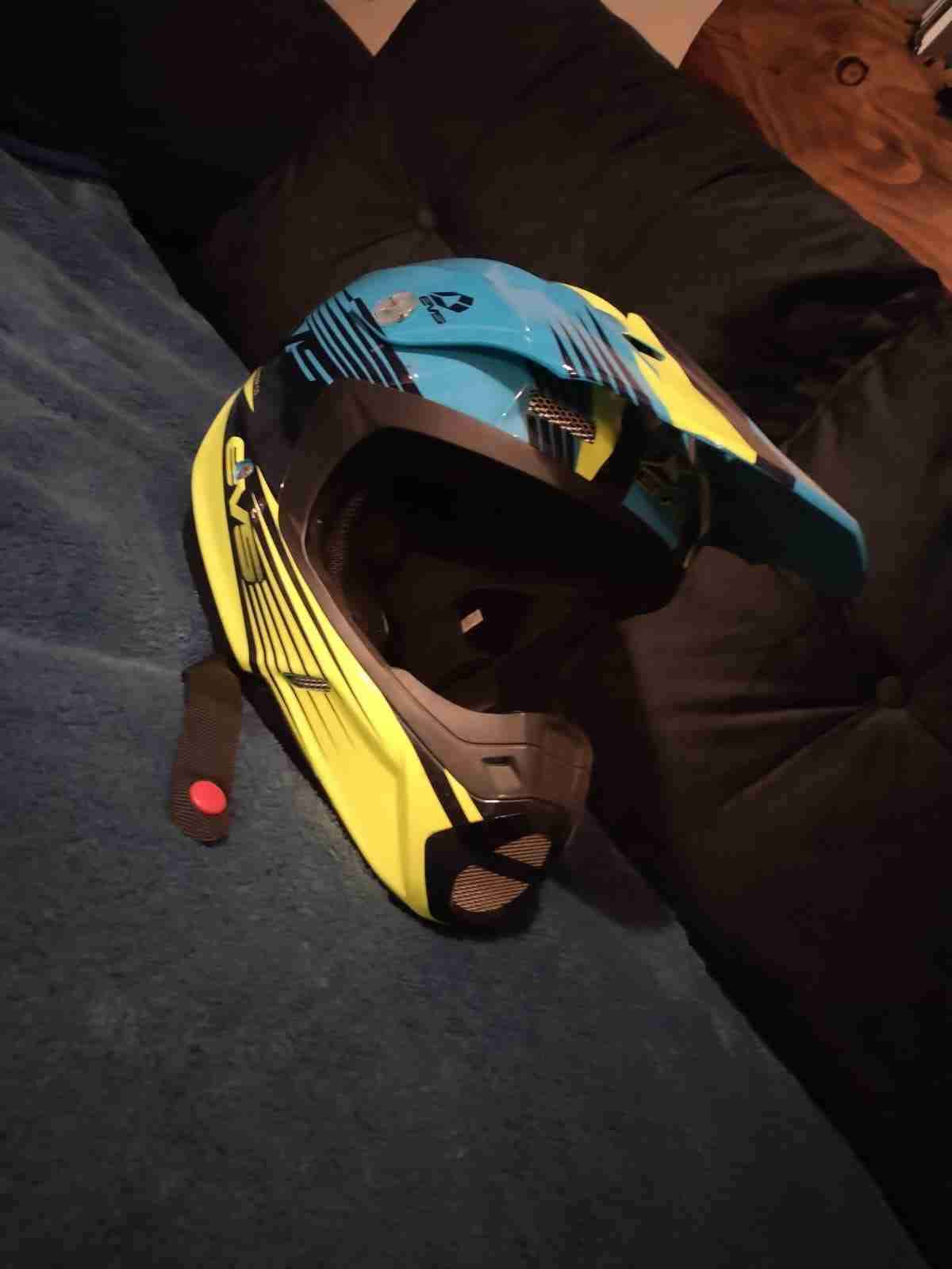 Casco motocross azul y amarillo - miniatura 1