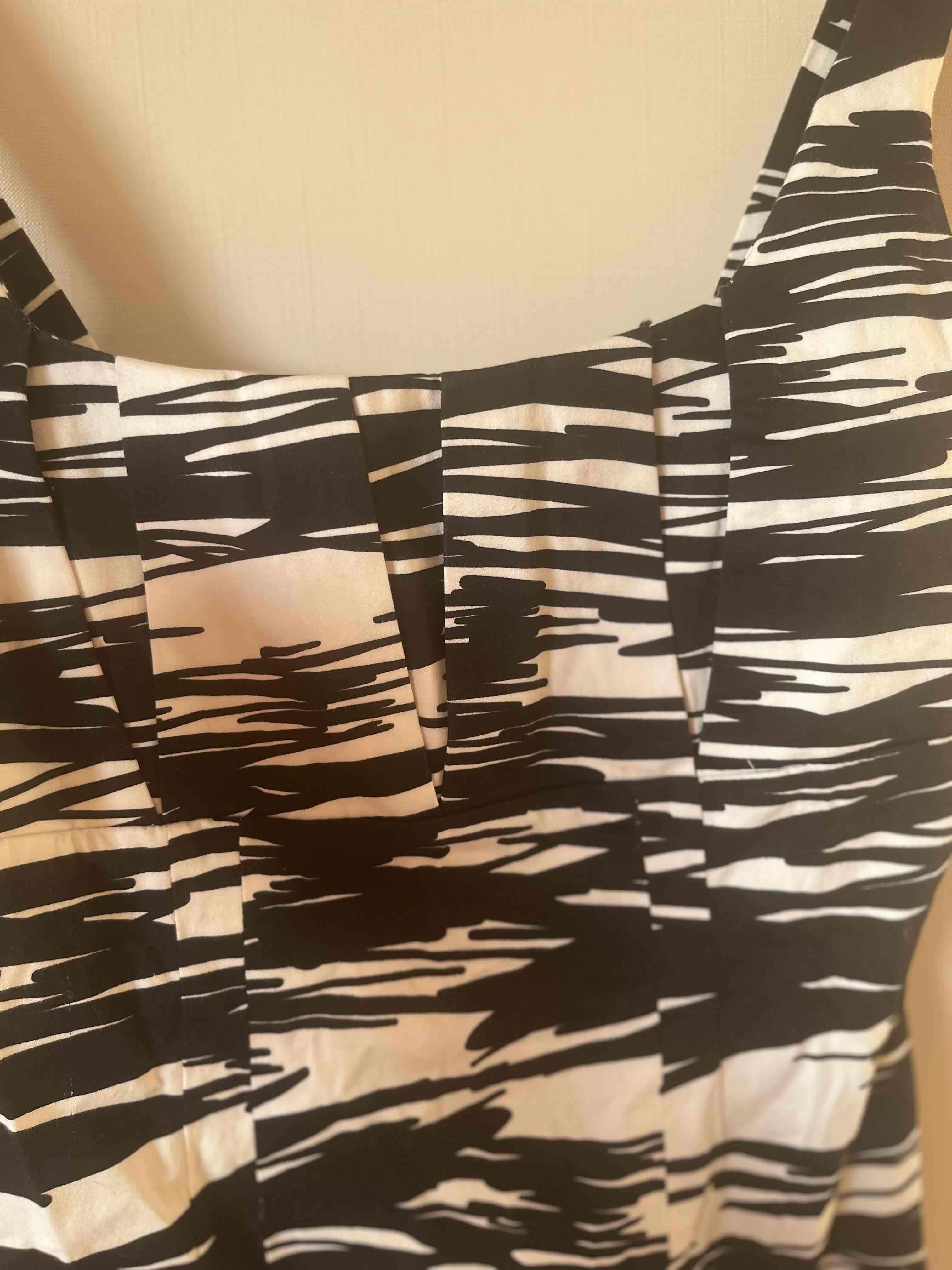 Vestido blanco y negro estampado Calvin Klein - miniatura 3