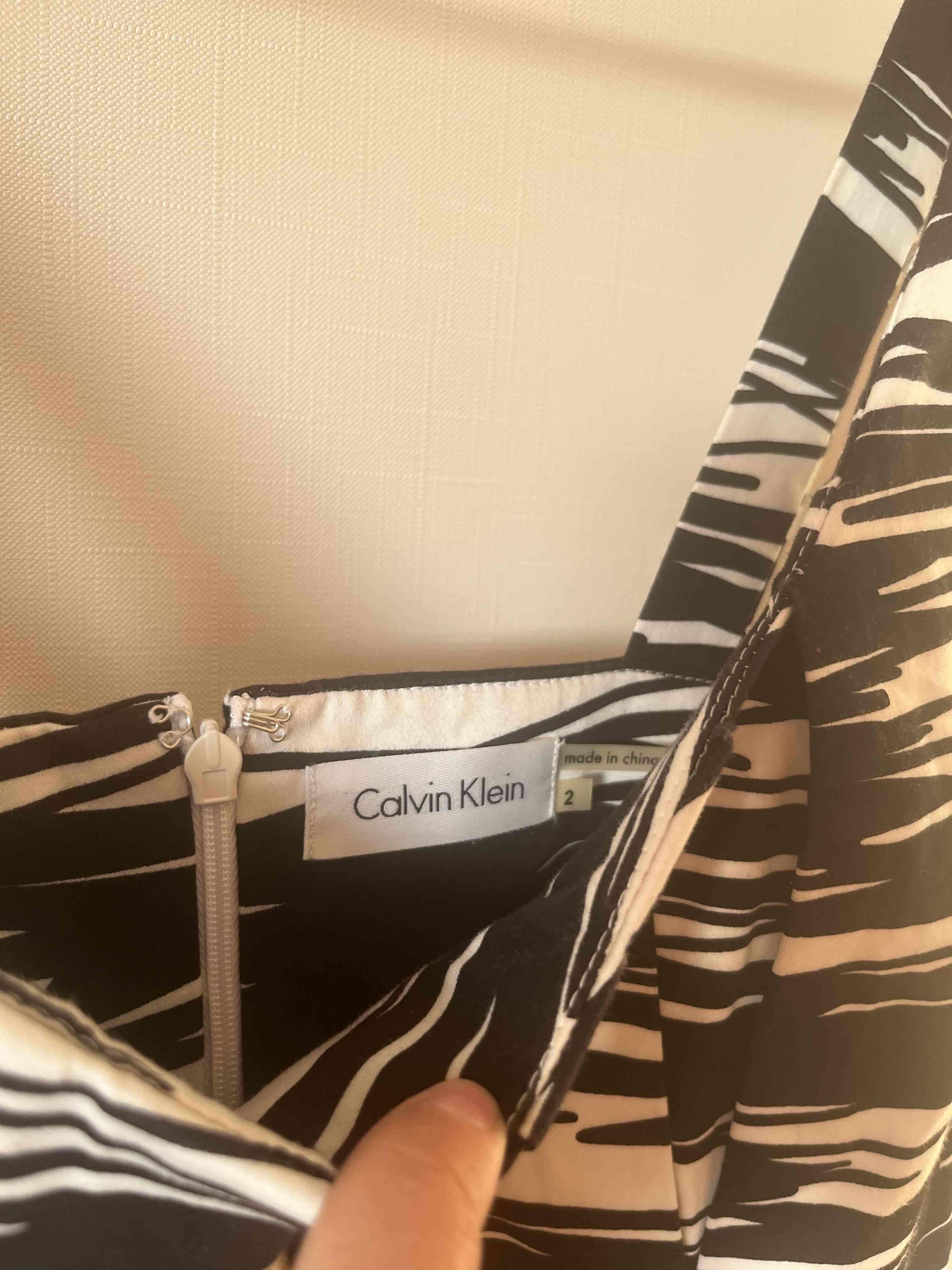 Vestido blanco y negro estampado Calvin Klein - miniatura 4