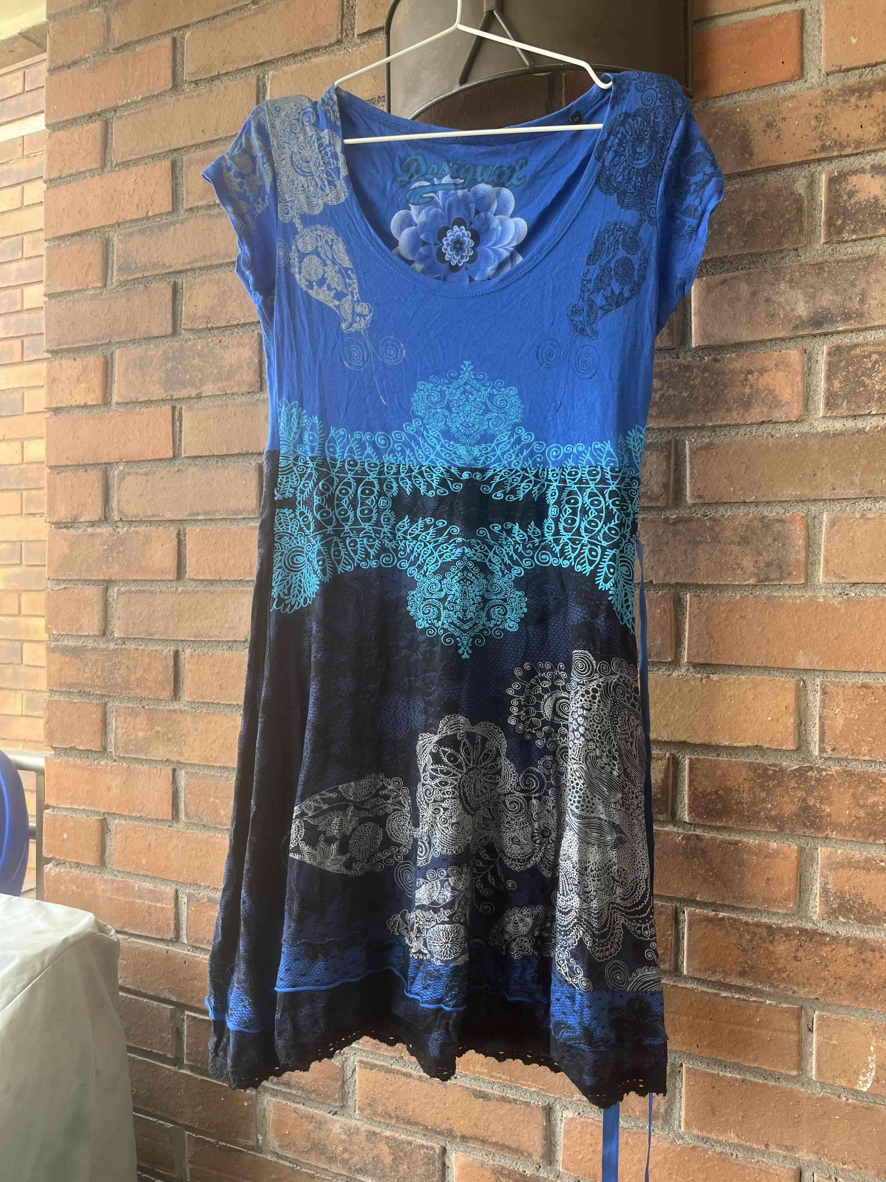 Vestido estampado azul y negro - miniatura 2