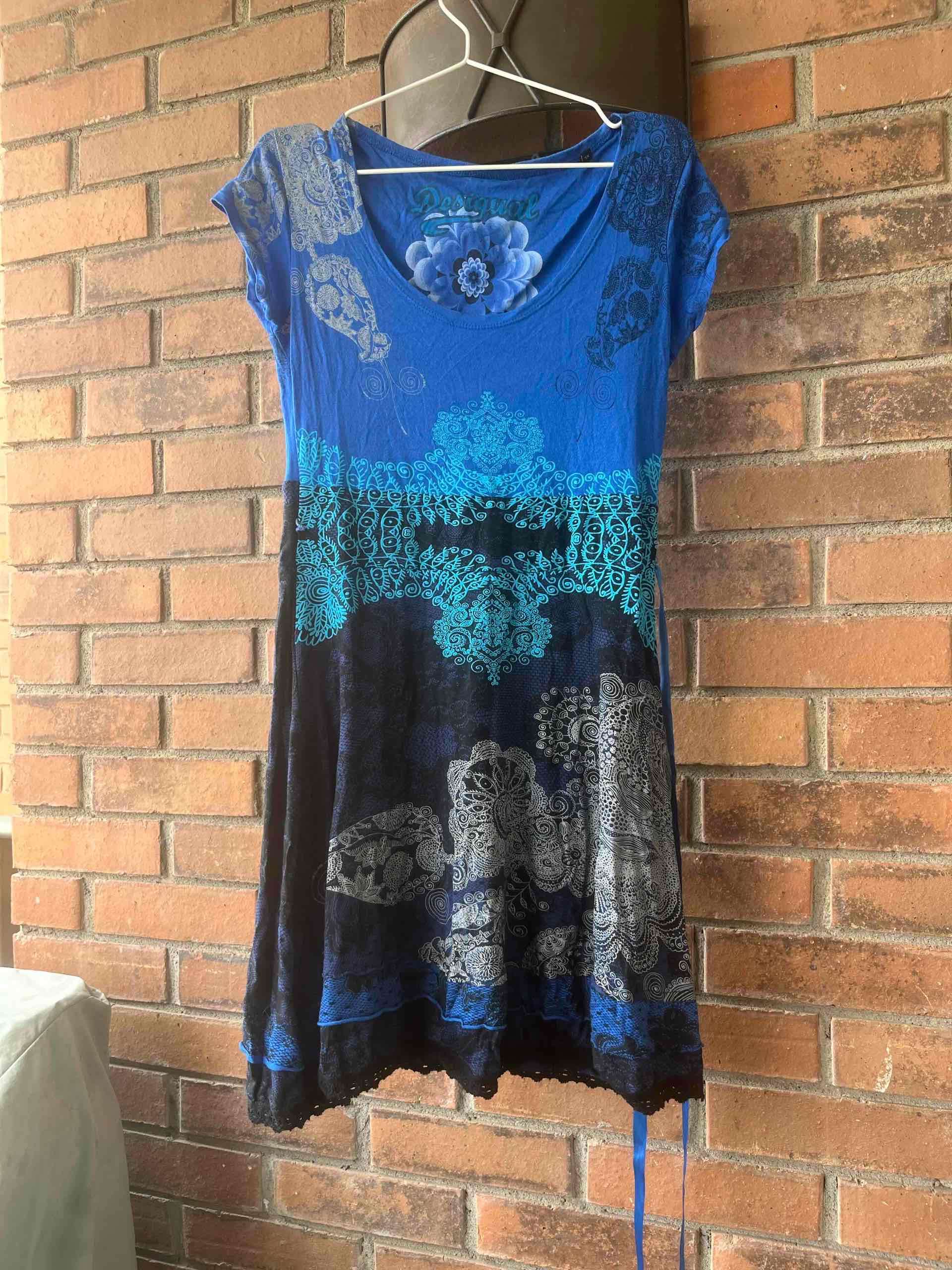 Vestido estampado azul y negro - miniatura 3