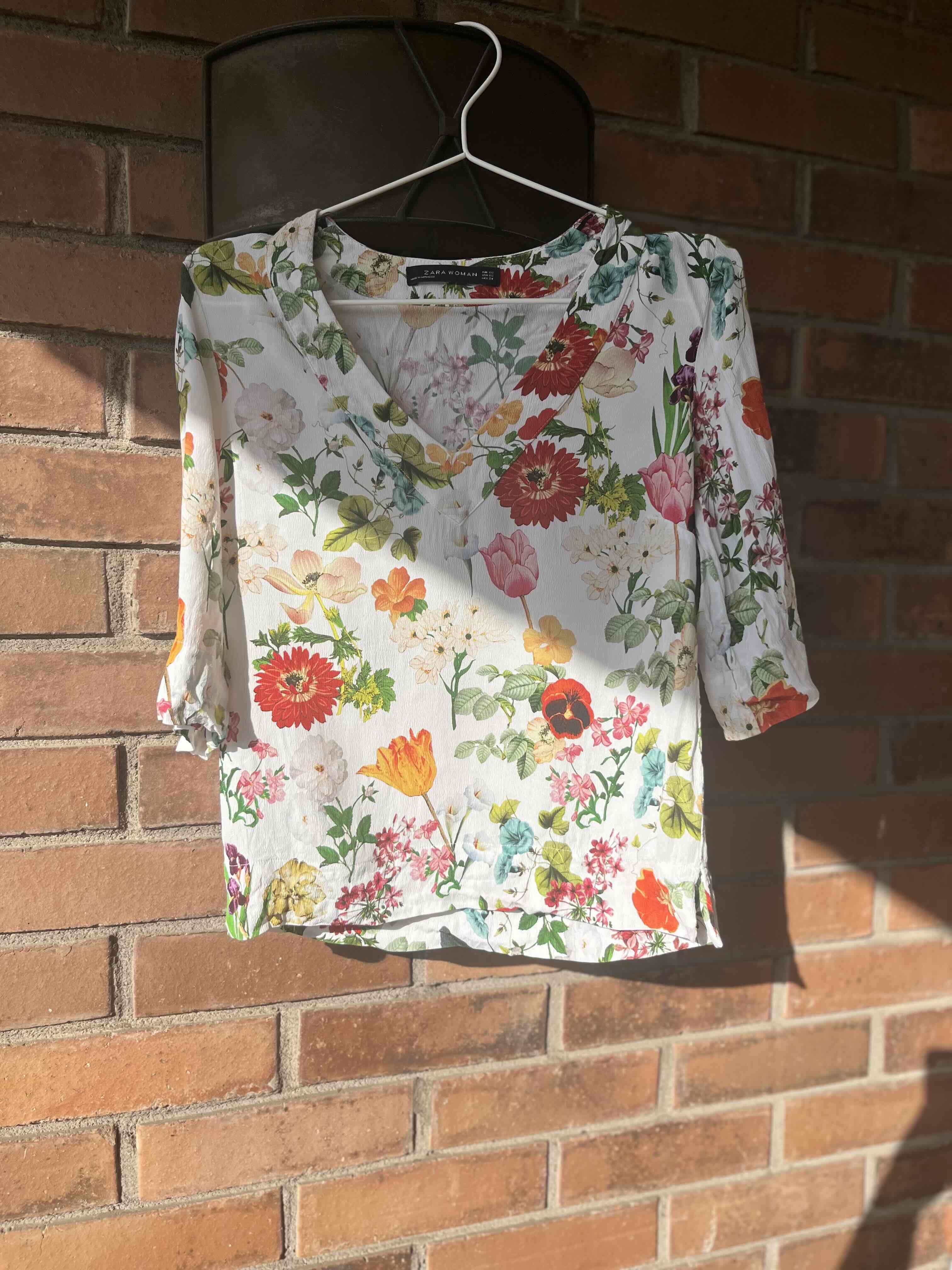 Blusa Zara floral manga 3/4 - miniatura 1