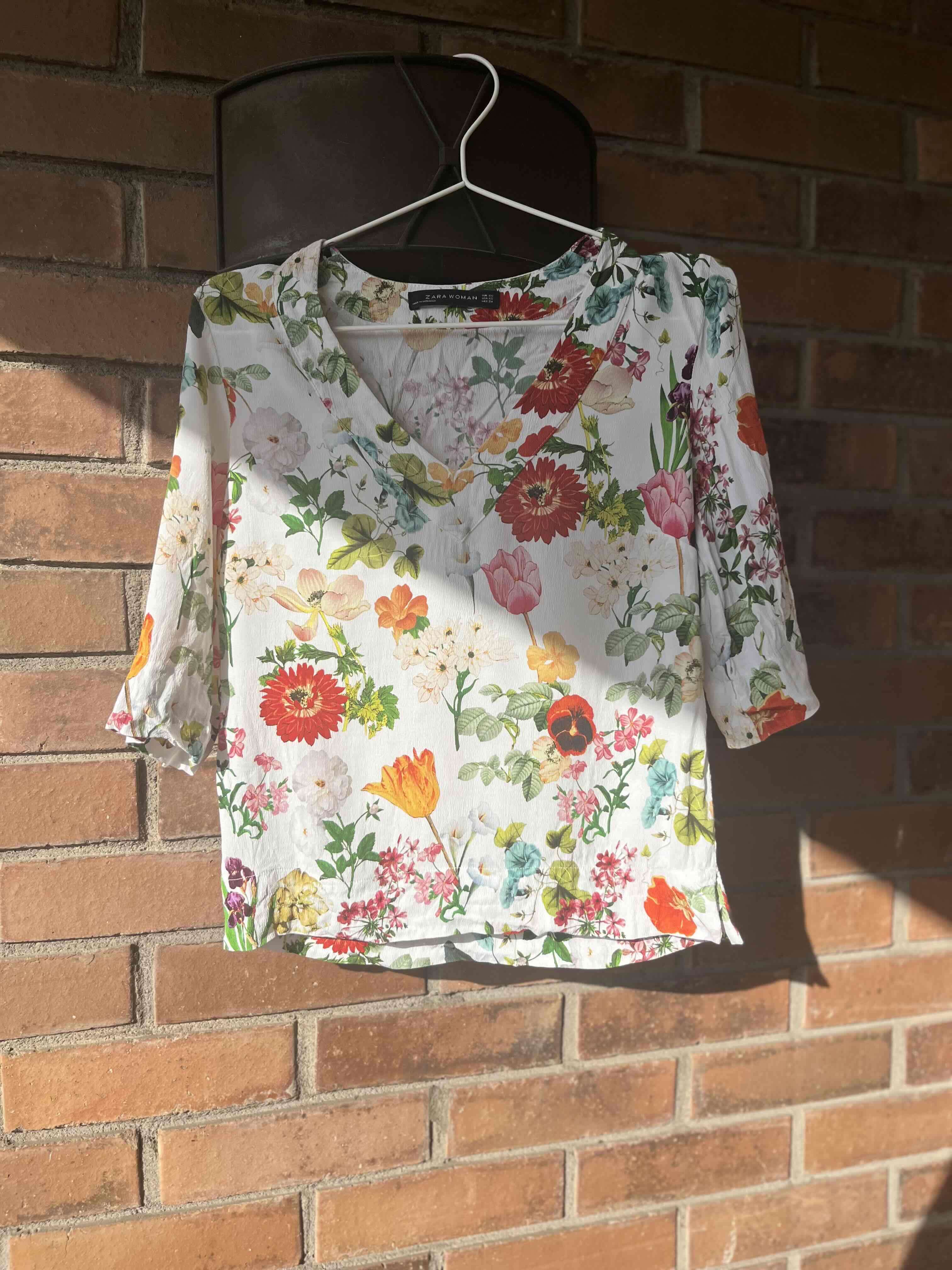 Blusa Zara floral manga 3/4 - miniatura 2