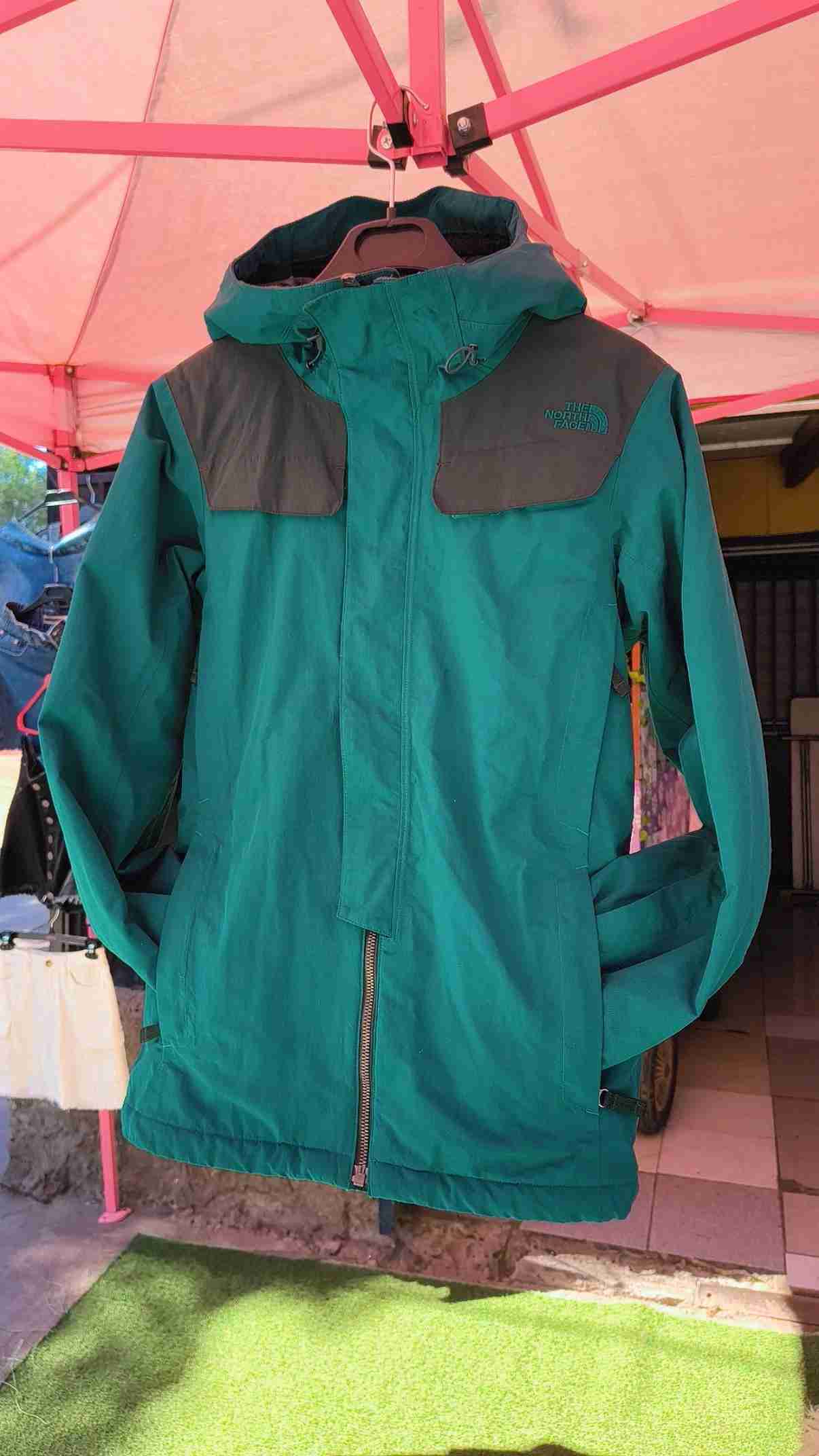Chaqueta outdoor verde con capucha