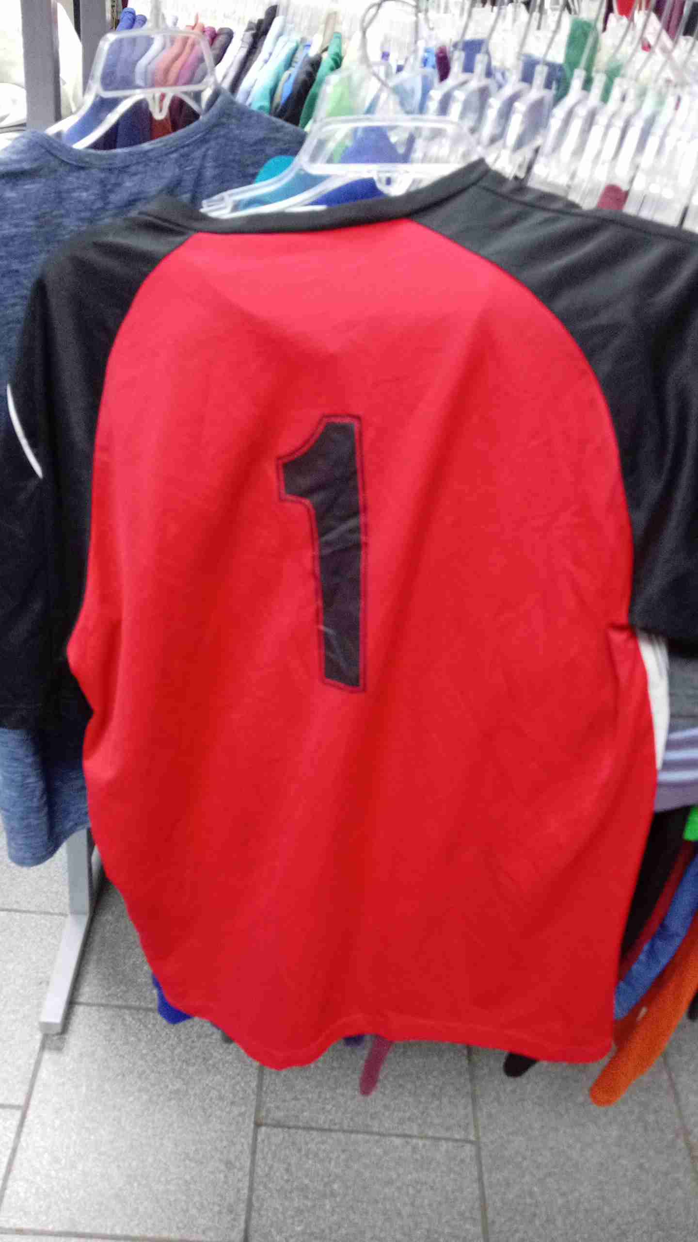 Camiseta deportiva roja número 1 arquero - miniatura 1