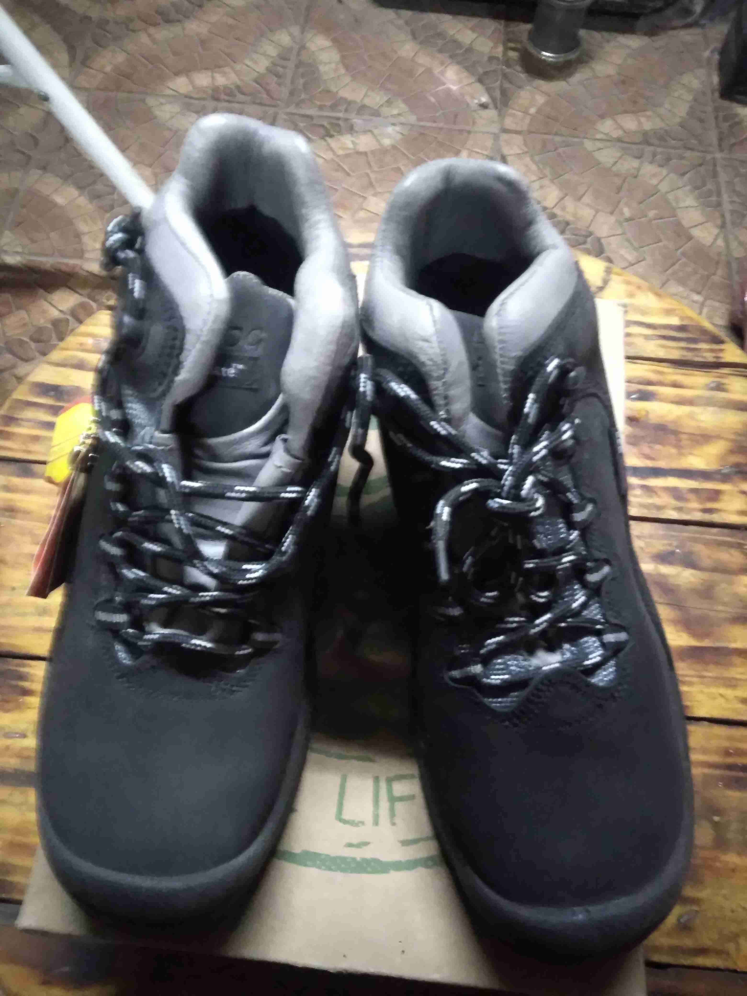 Botas de montaña nuevas - miniatura 2