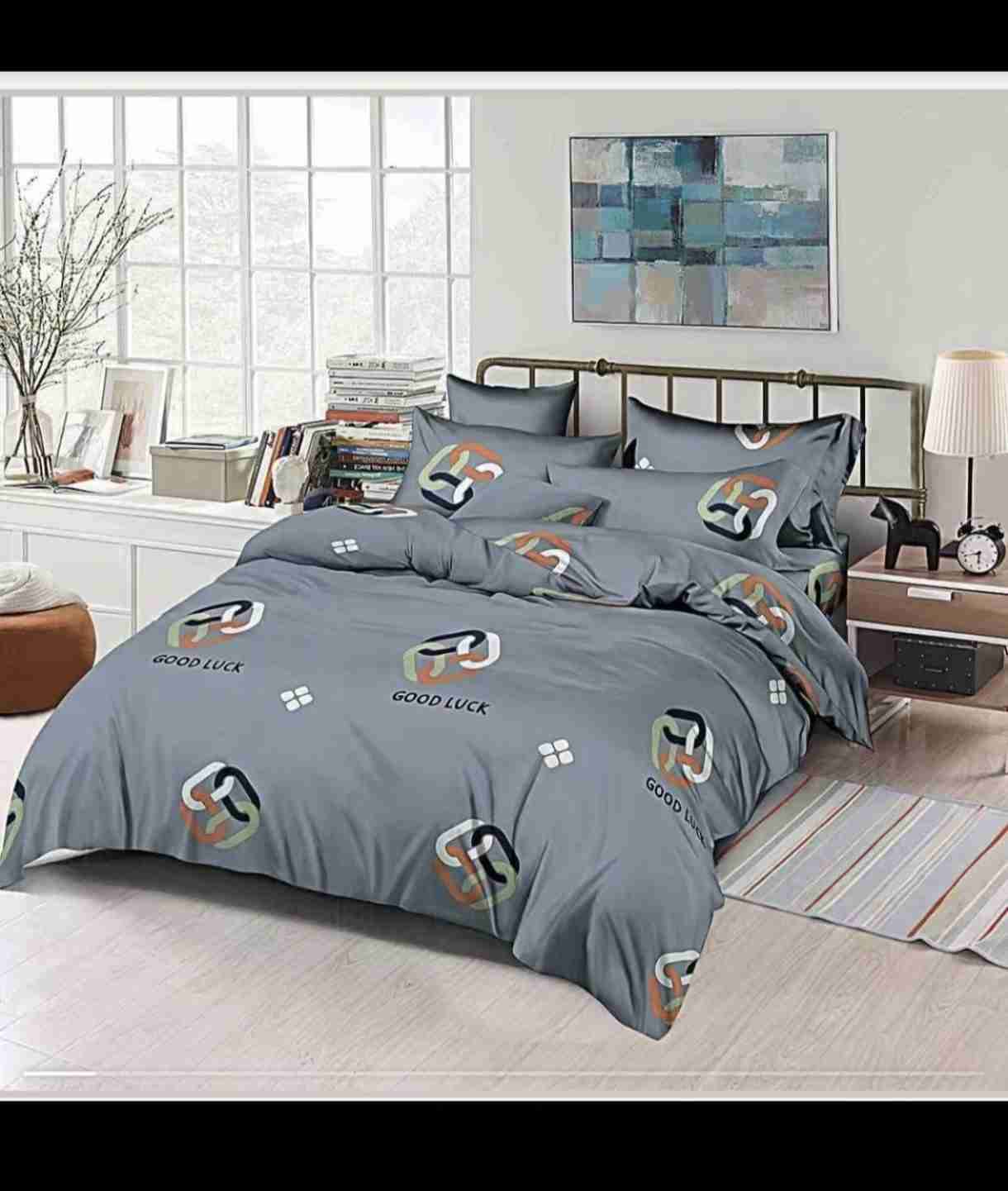 Juego de sábanas gris con diseño