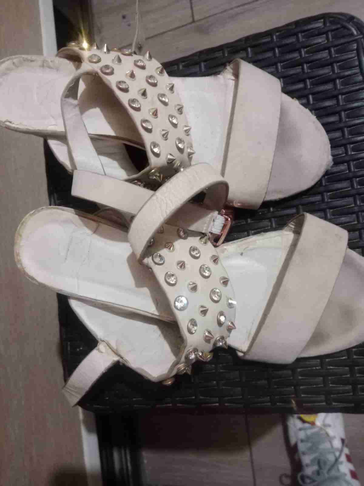 Sandalias beige con tachas - miniatura 2