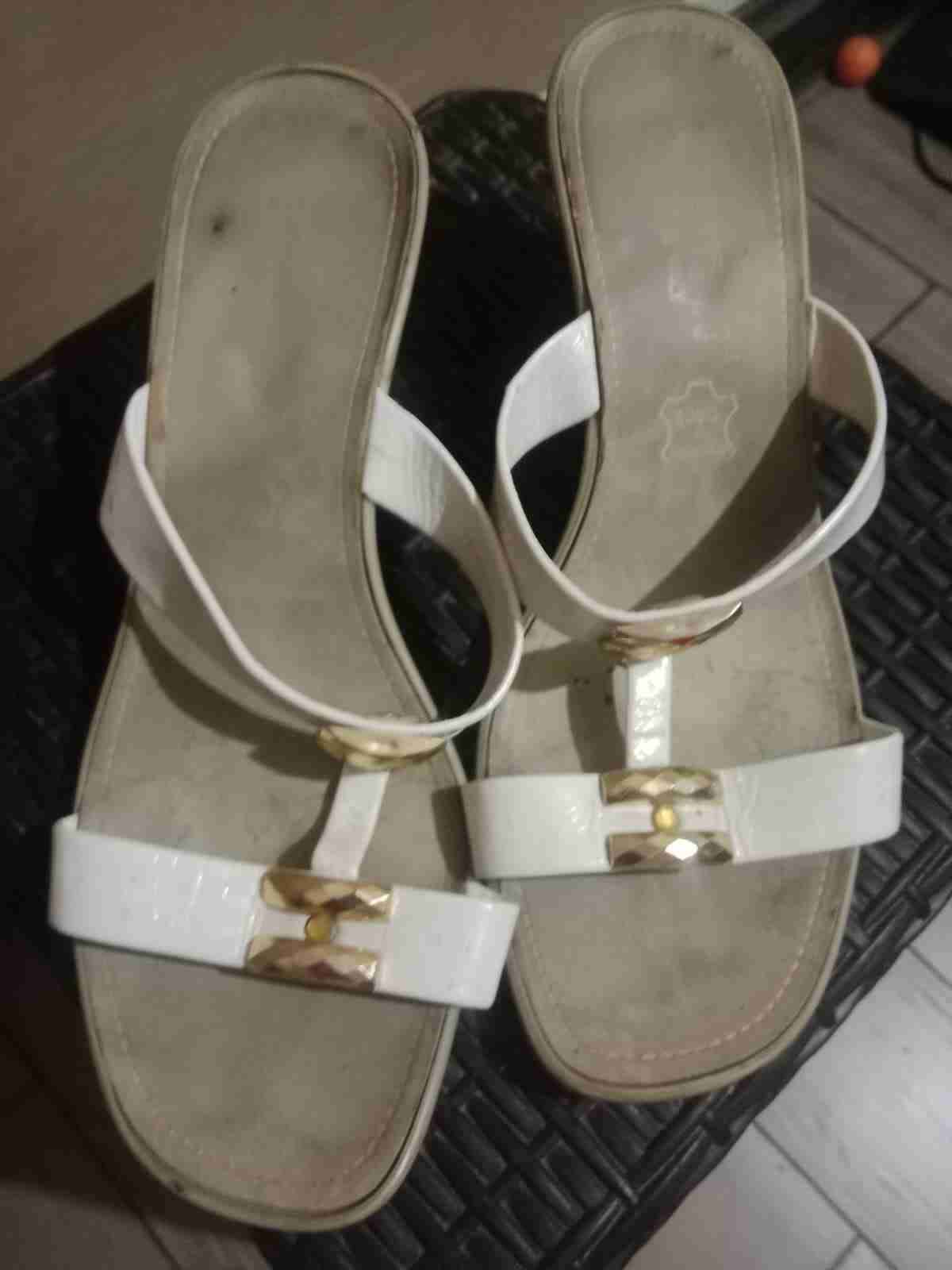 Sandalias blancas de tiritas - miniatura 1