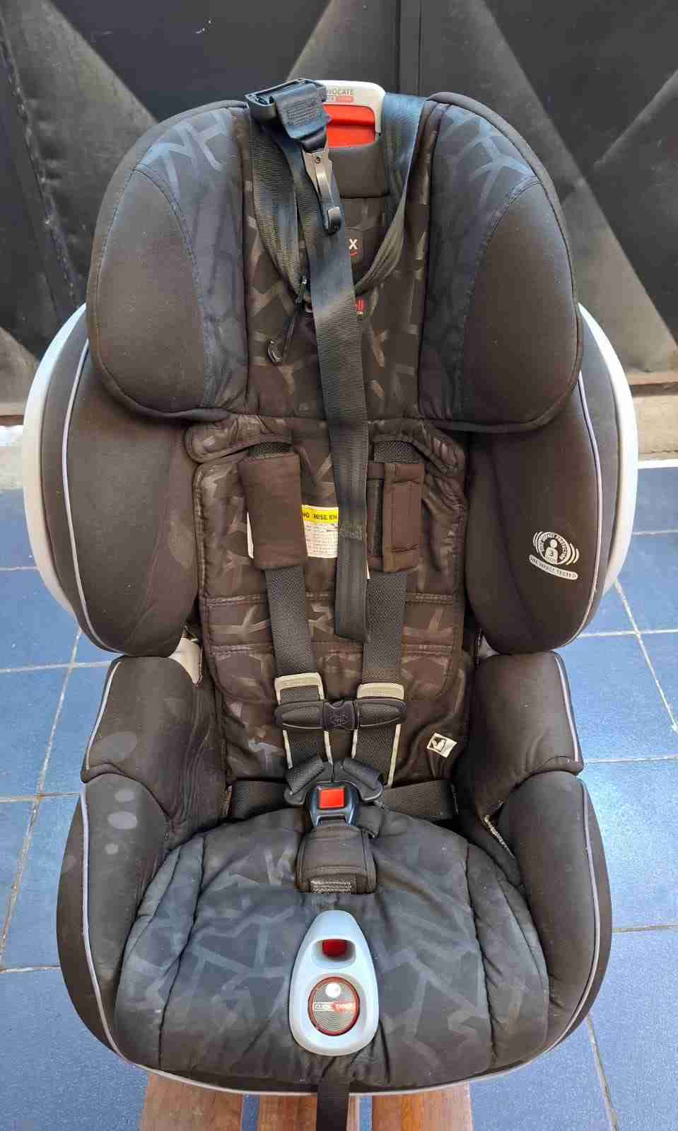 Silla de auto infantil negra - miniatura 1